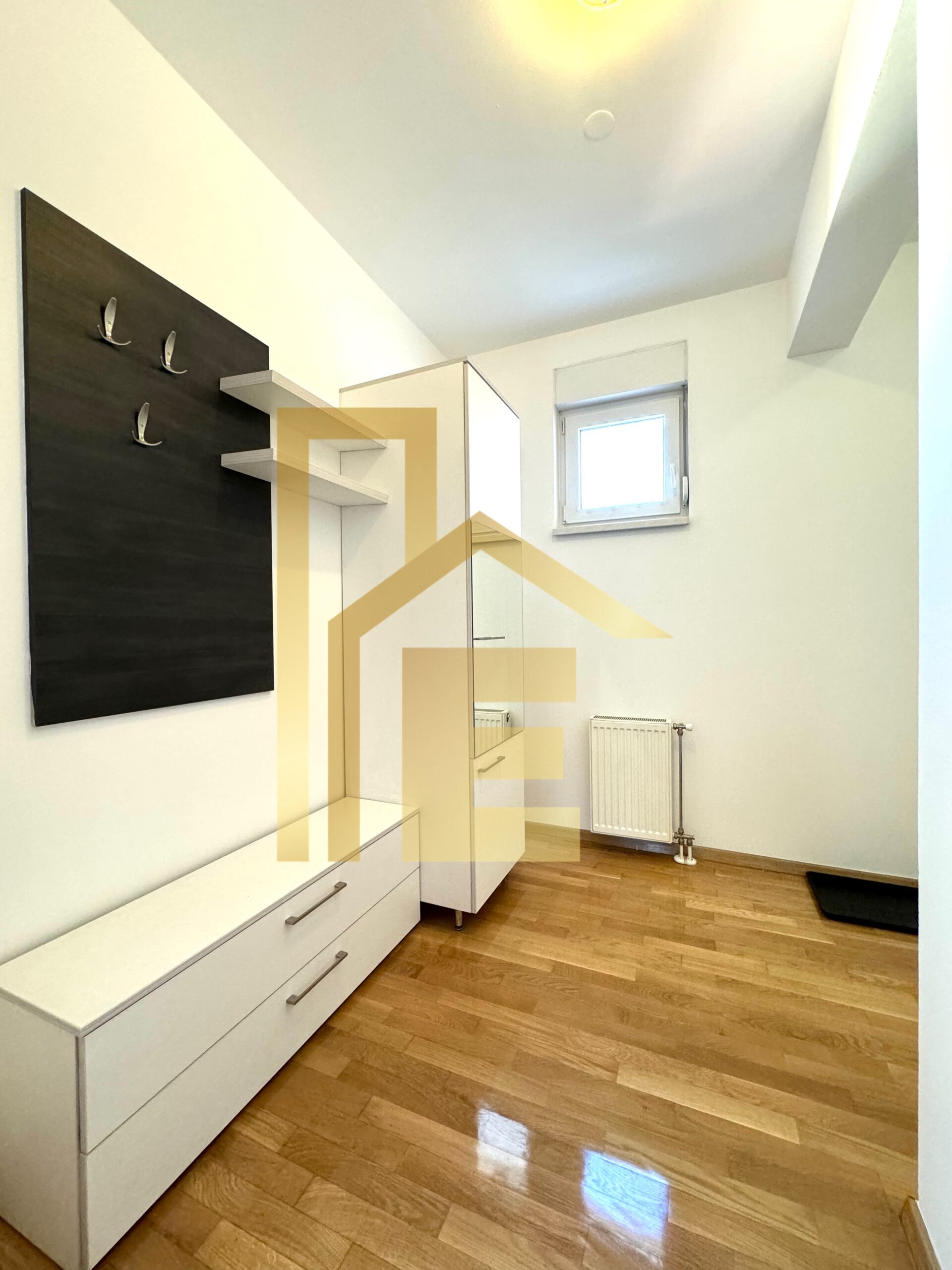 Iznajmljujemo trosoban stan sa garažom, Centar slika 9