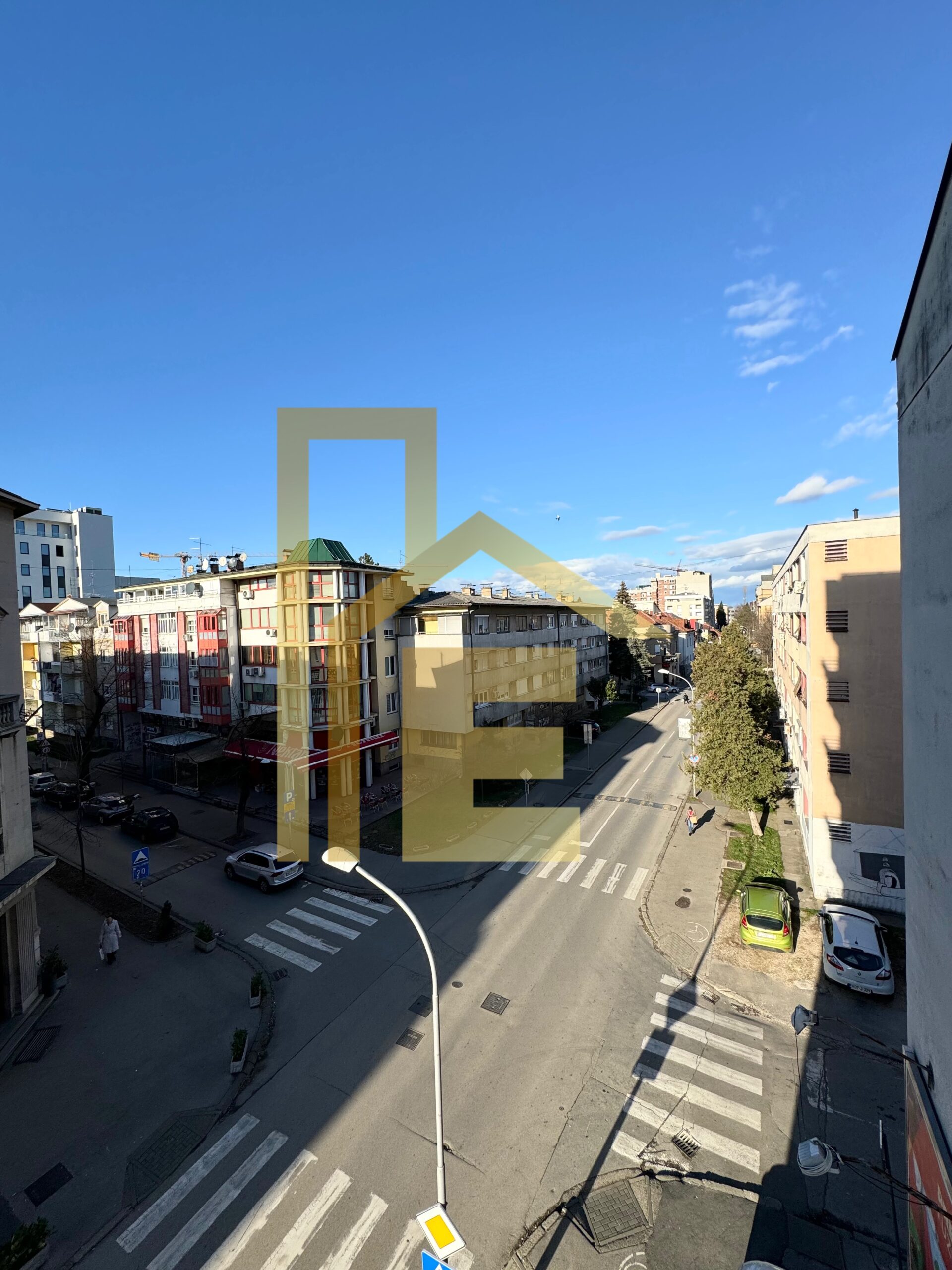 Iznajmljujemo trosoban stan sa garažom, Centar slika 14