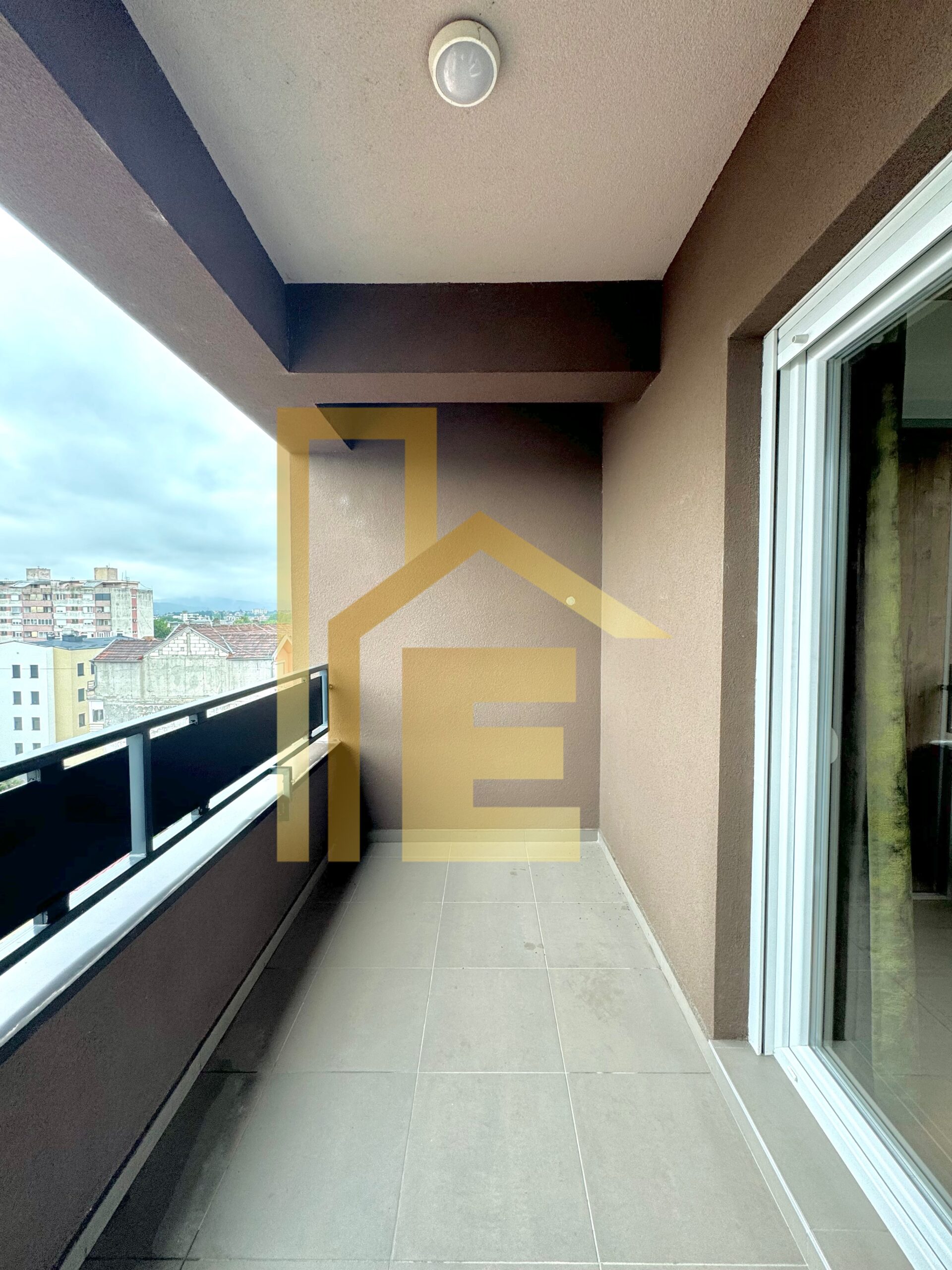 Iznajmljujemo dvosoban stan sa parking mjestom, naselje Čaire slika 4