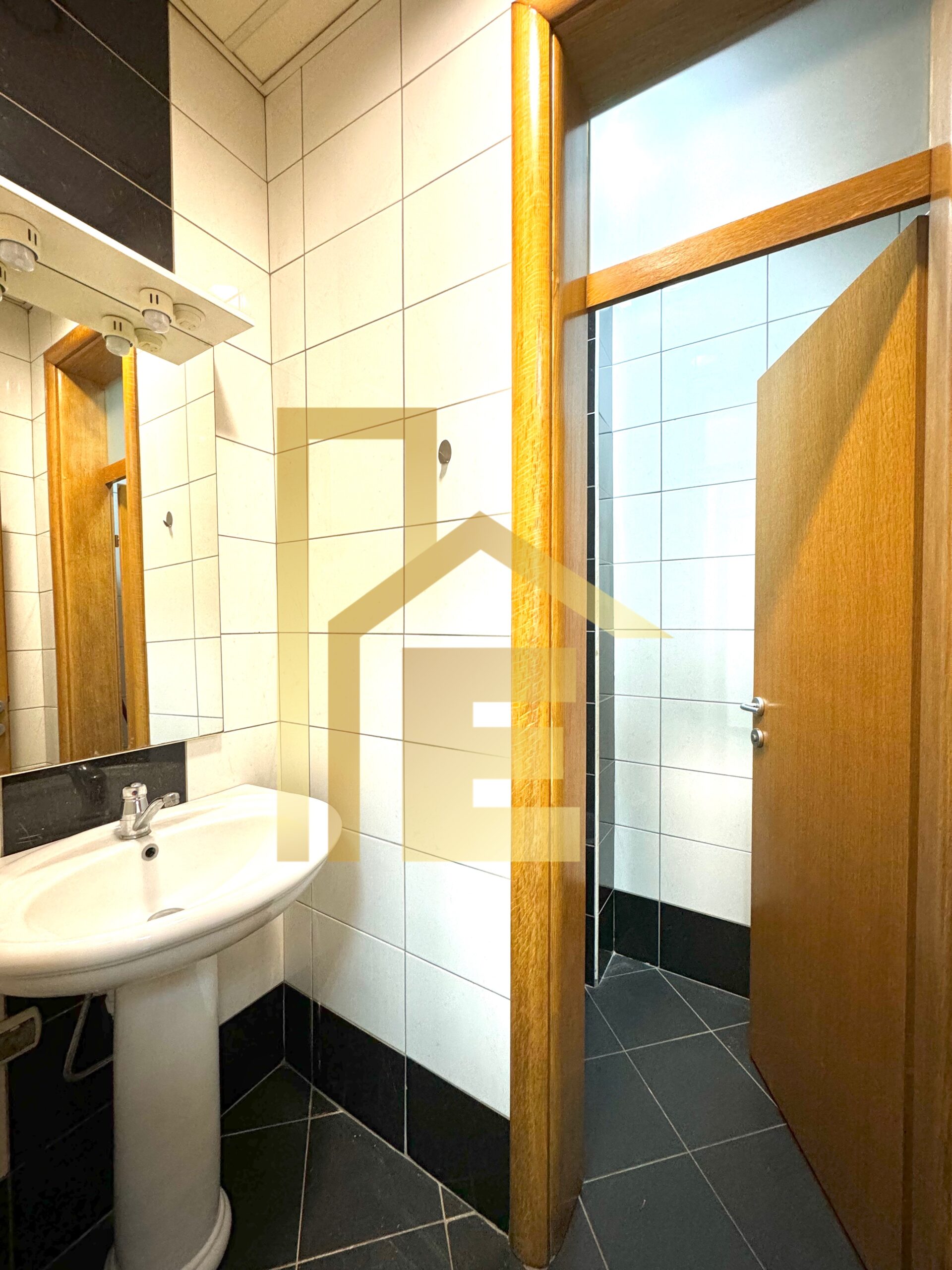 Na prodaju poslovni prostor u centru grada slika 2