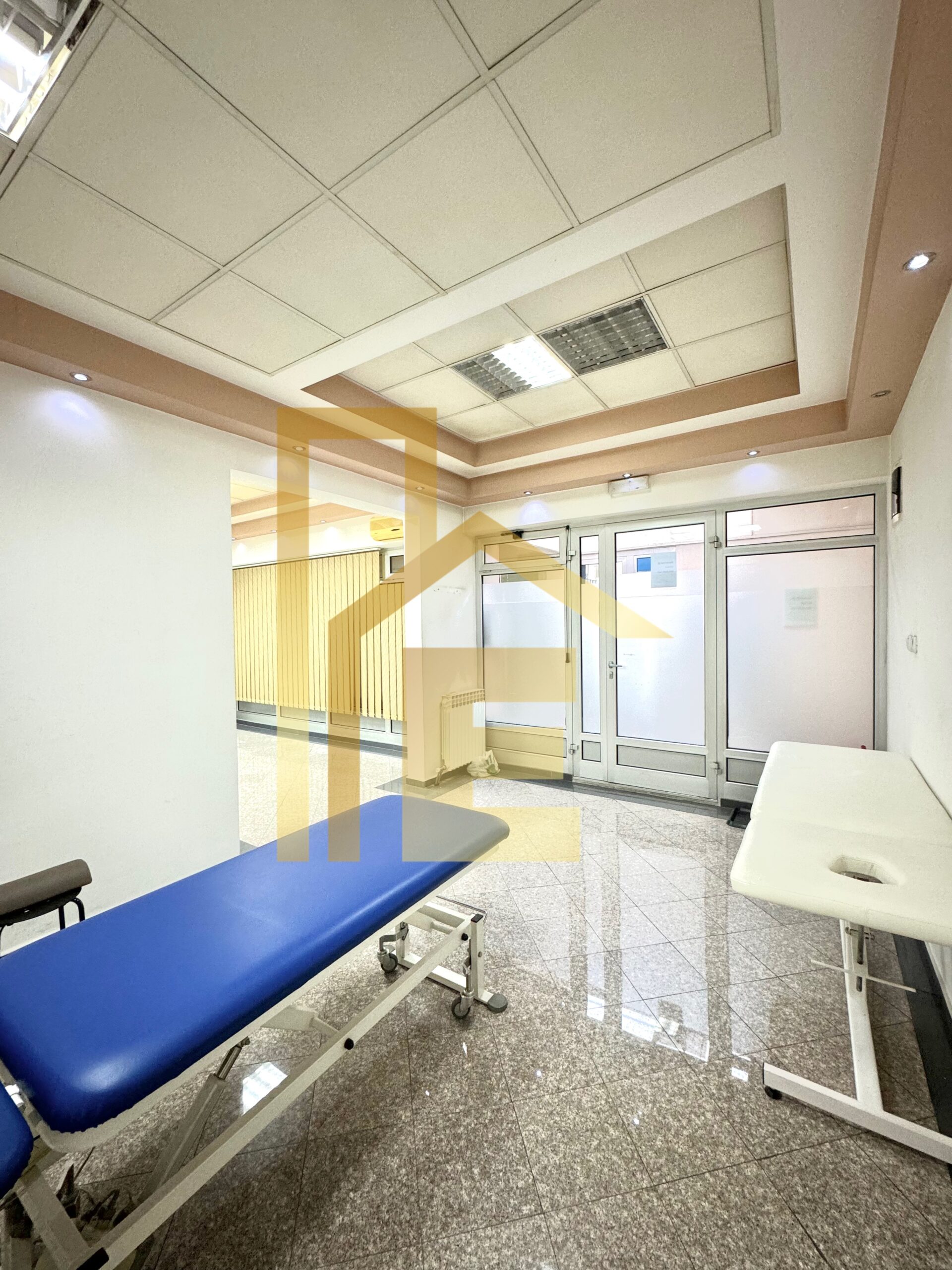 Na prodaju poslovni prostor u centru grada slika 7