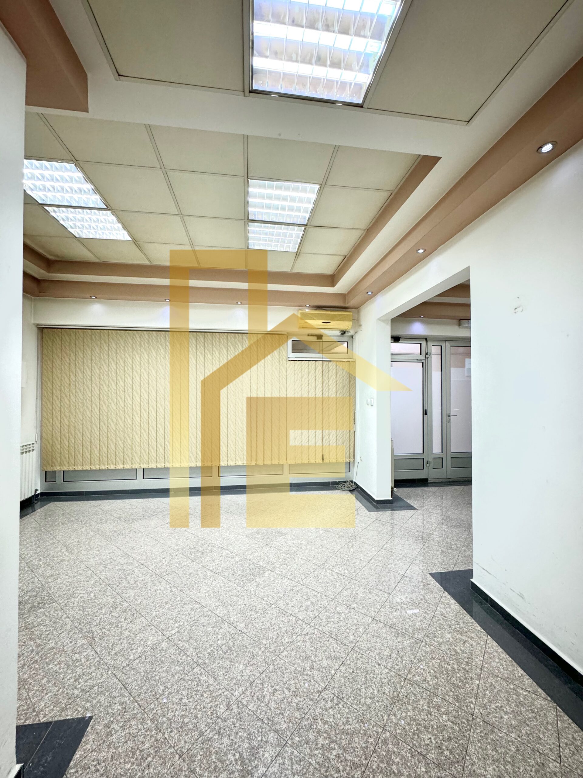 Na prodaju poslovni prostor u centru grada slika 8