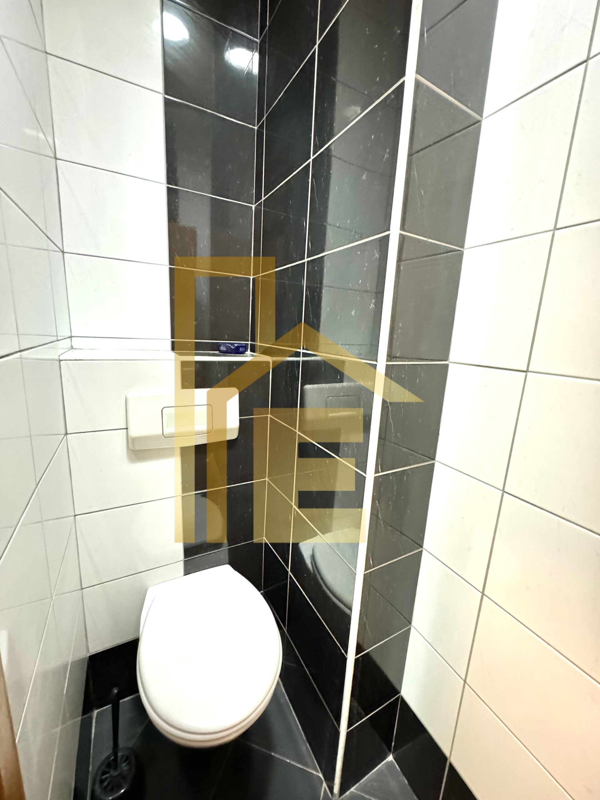 Na prodaju poslovni prostor u centru grada slika 9