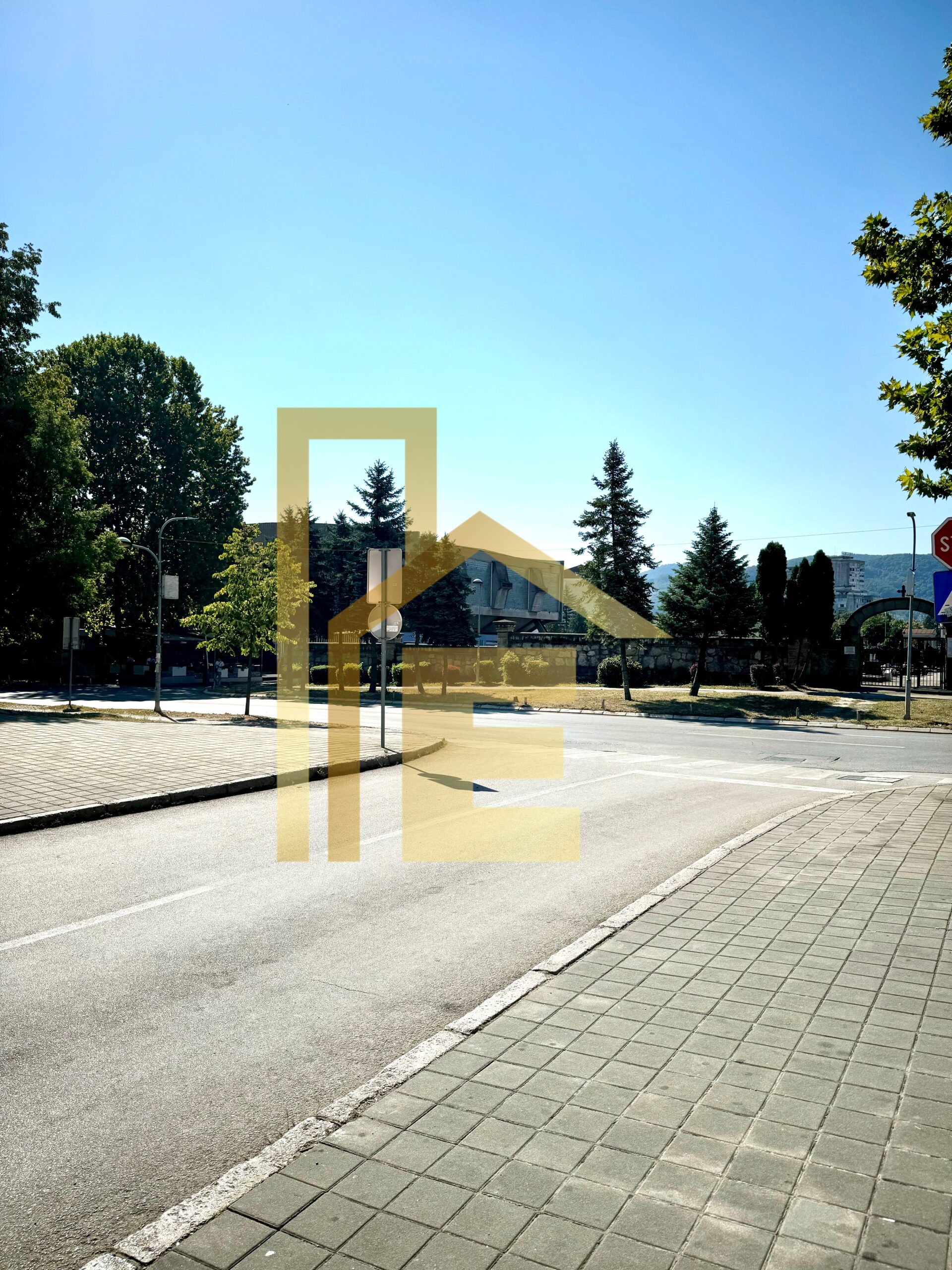 Na prodaju poslovni prostor u centru grada slika 10