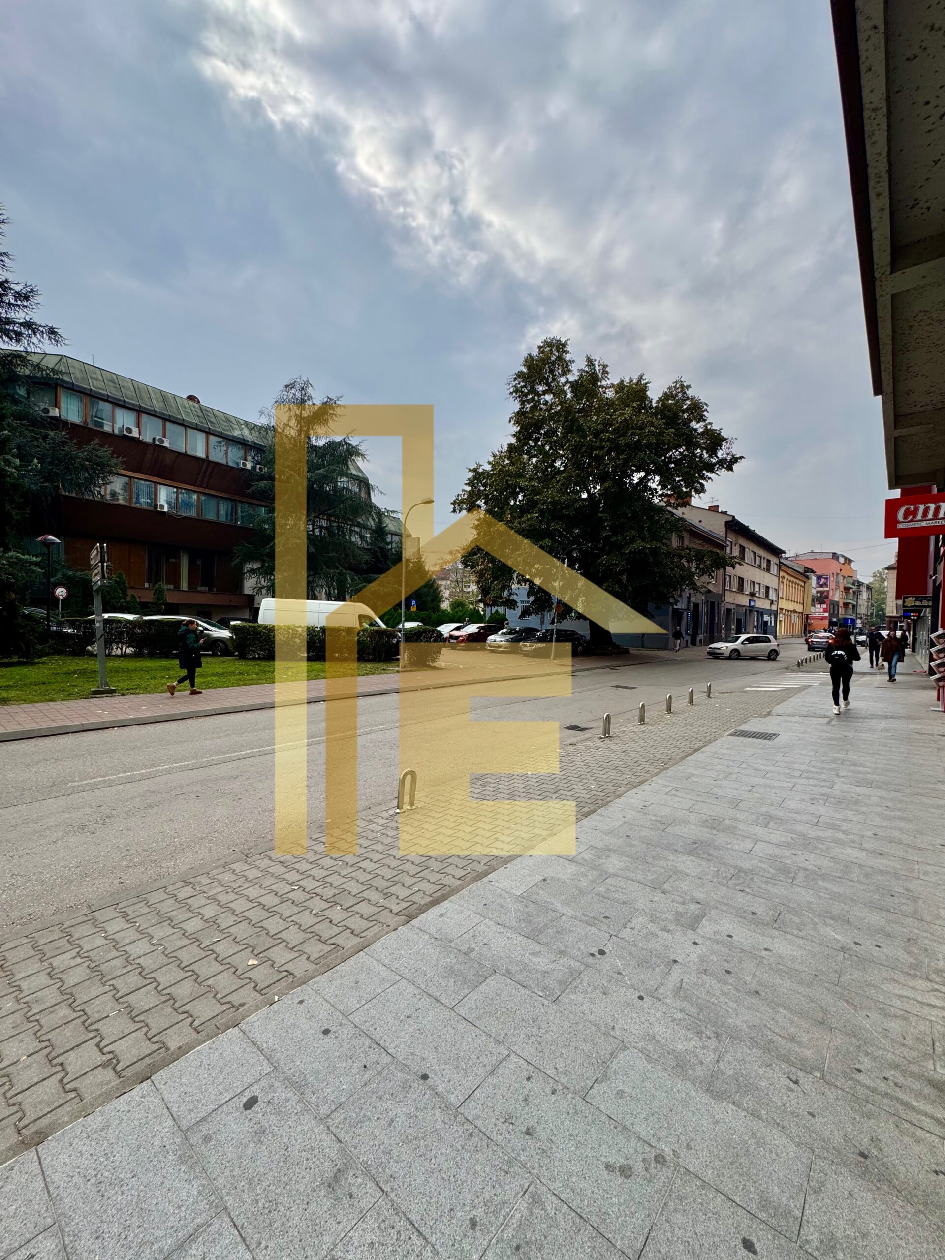 Iznajmljujemo trosoban stan sa garažom u strogom centru grada slika 17