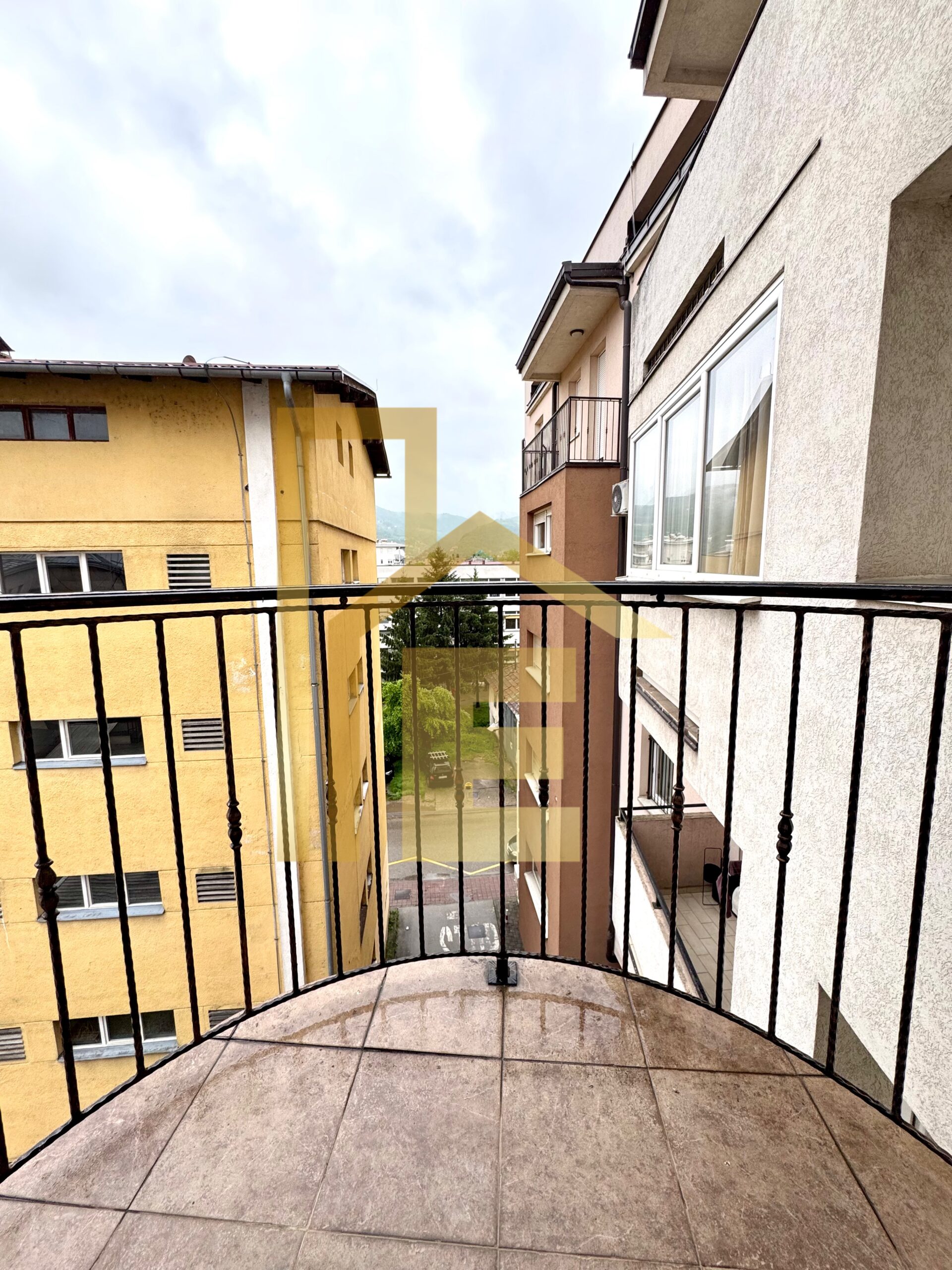 Iznajmljujemo trosoban stan sa garažom u centru grada slika 15