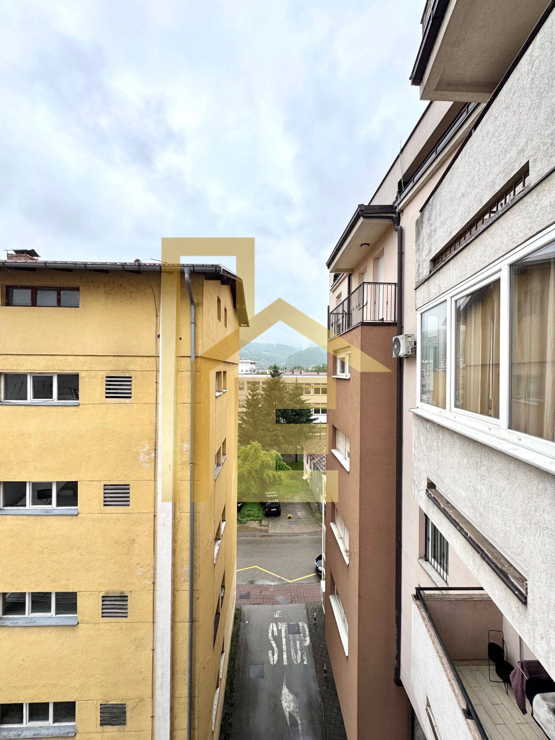 Iznajmljujemo trosoban stan sa garažom u centru grada slika 18