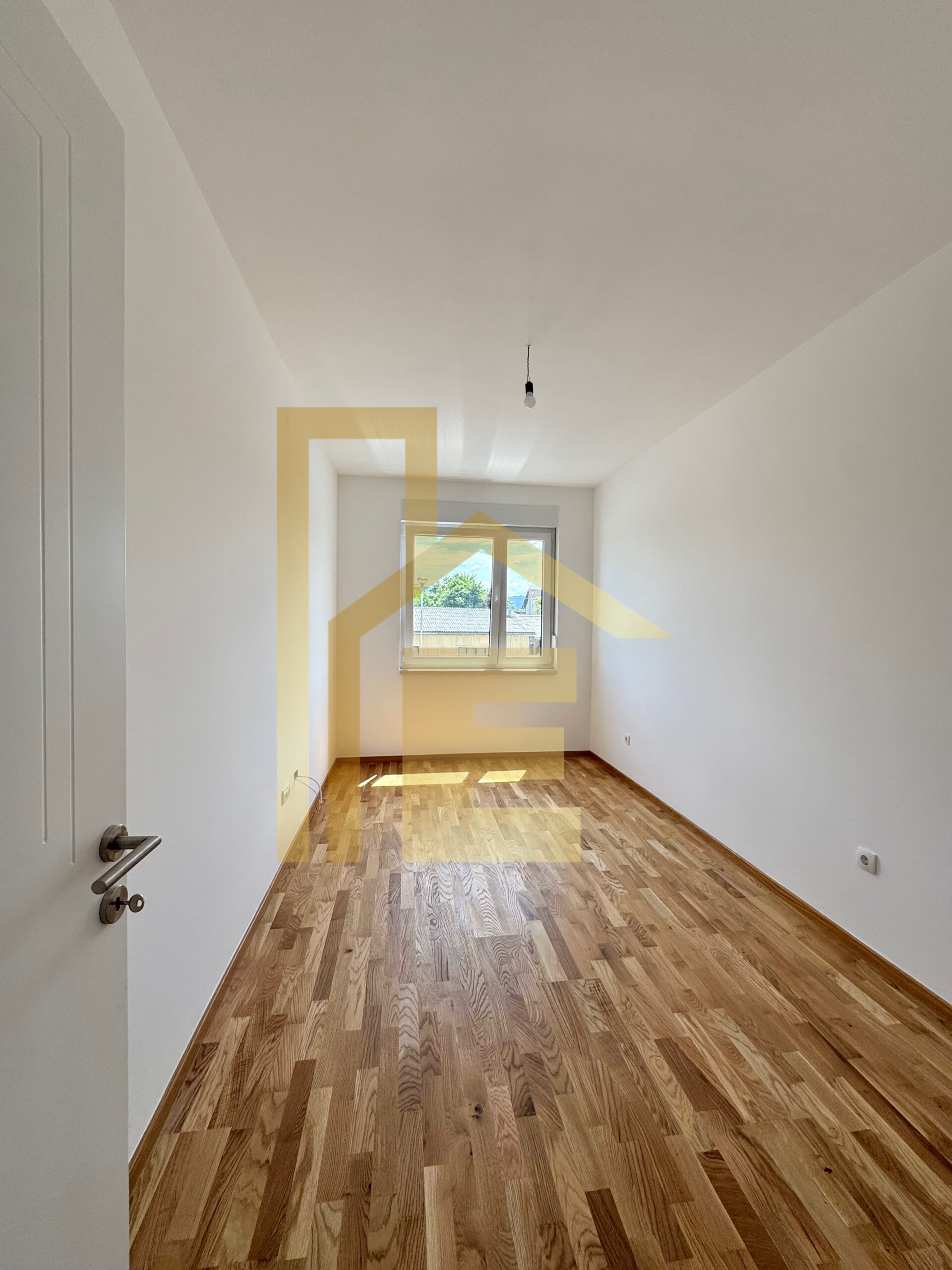 Na prodaju odmah useljiv trosoban stan, naselje Lazarevo slika 8