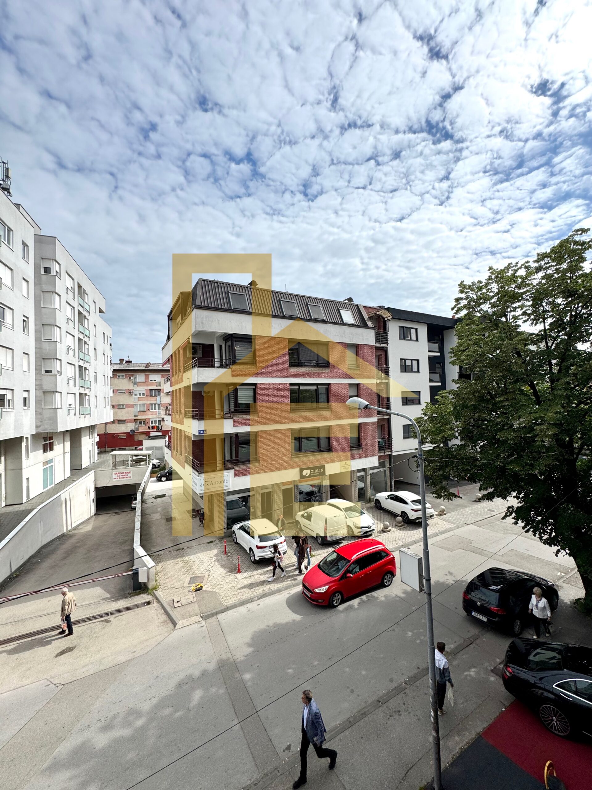 Na prodaju trosoban stan u strogom centru grada slika 25