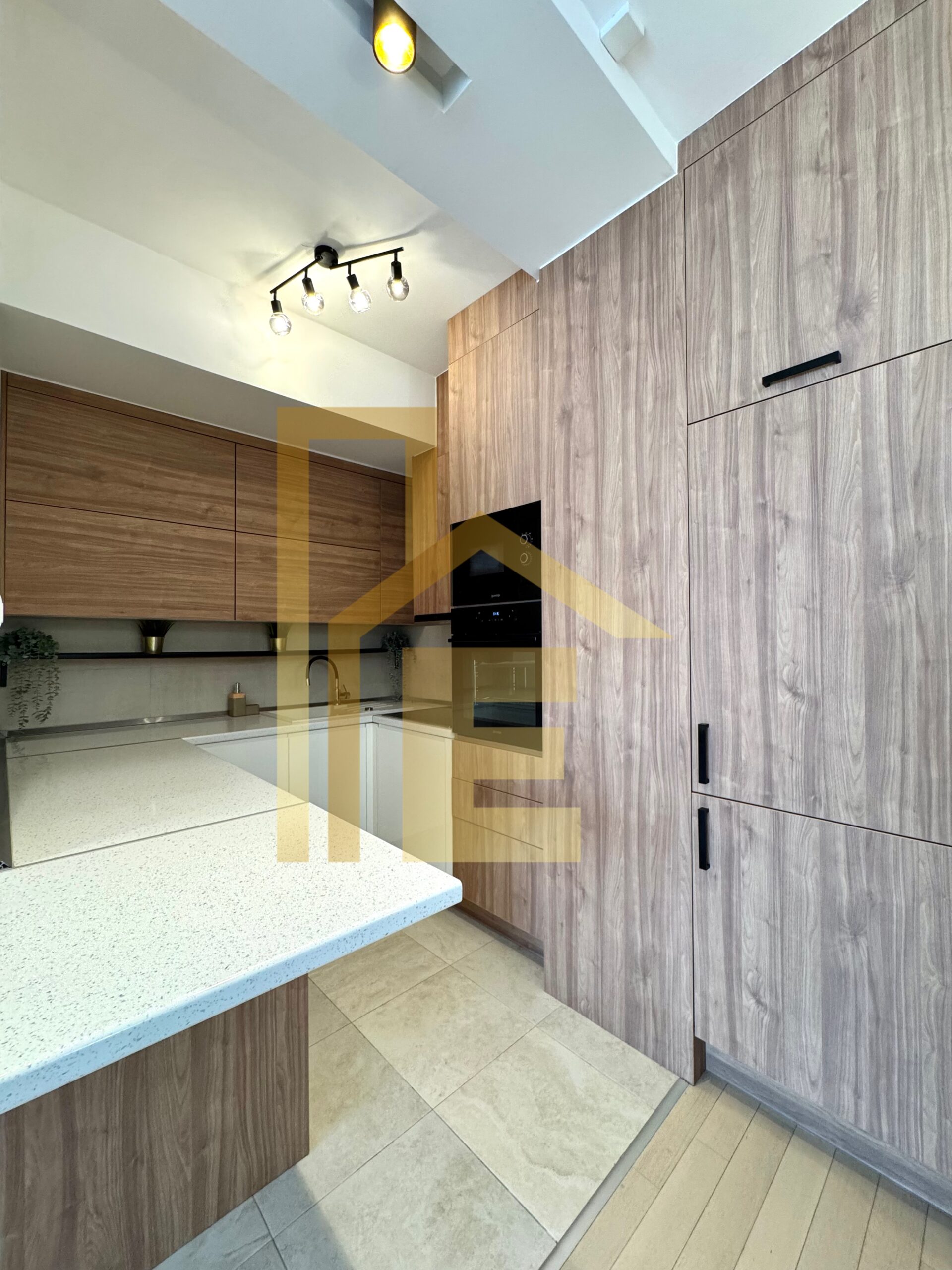 LUX trosoban stan sa garažom, Centar slika 15