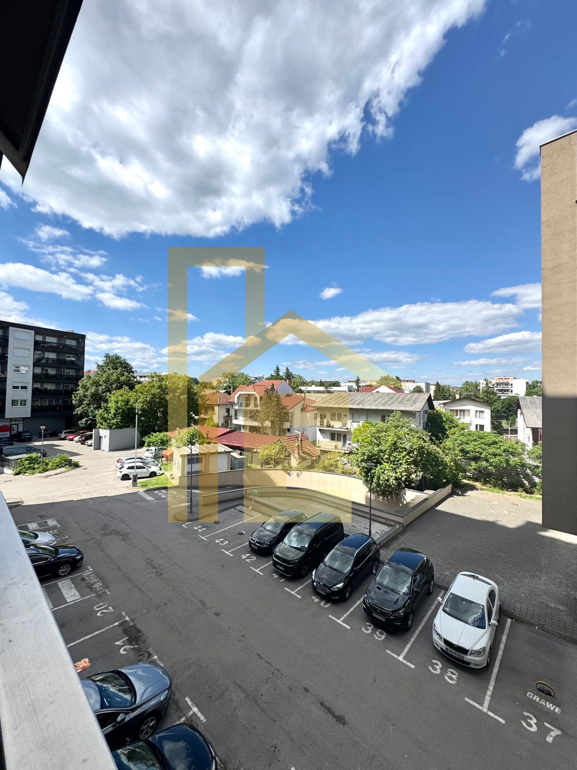 Dvosoban stan sa parkingom kod hotela Marriott slika 22