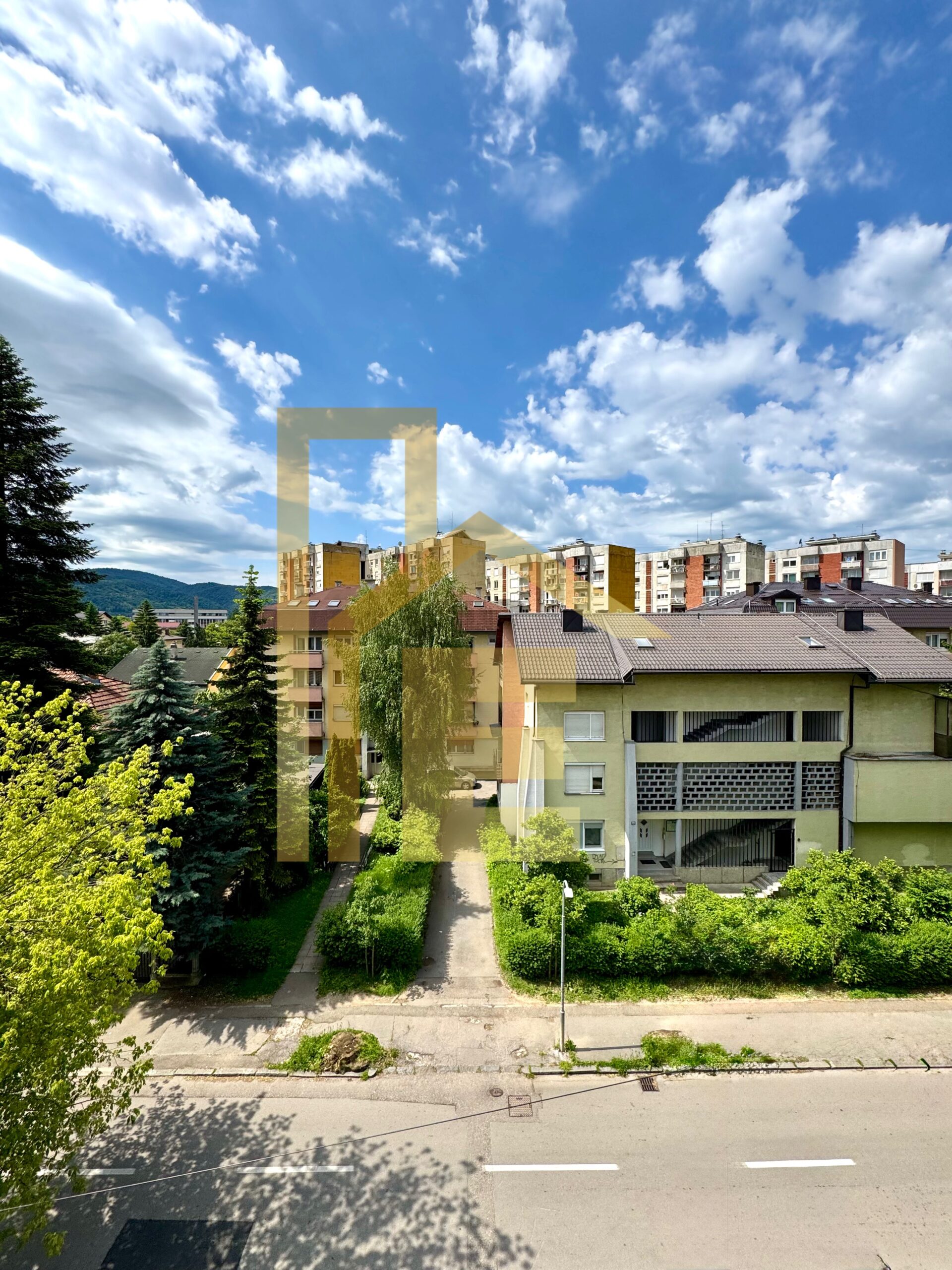 Iznajmljujemo trosoban stan u centru grada slika 25
