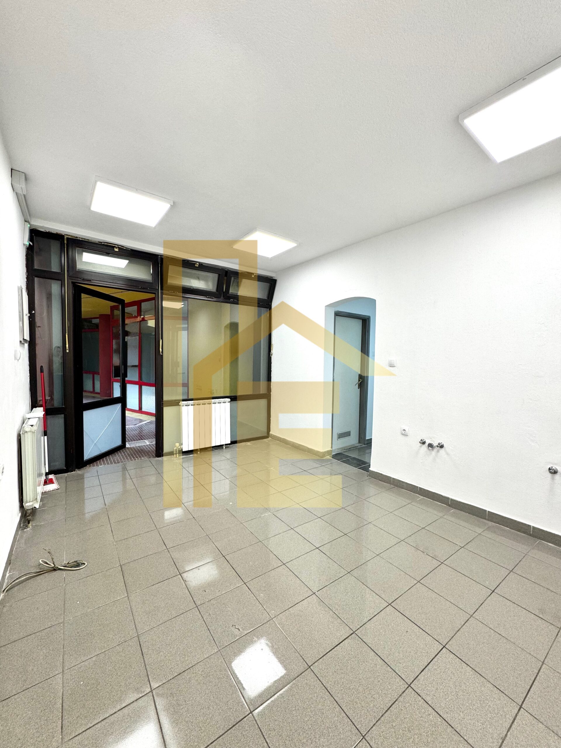 Iznajmljujemo poslovni prostor u Zanatskom centru slika 7