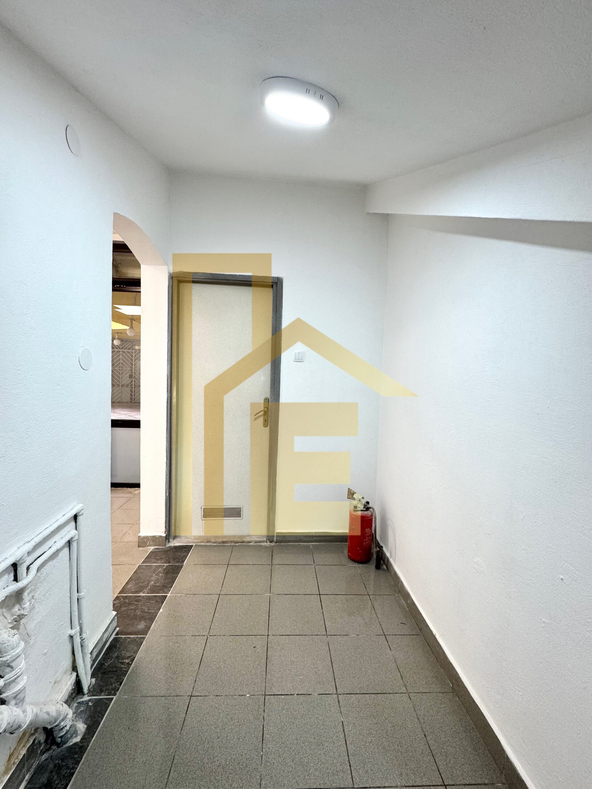 Iznajmljujemo poslovni prostor u Zanatskom centru slika 6