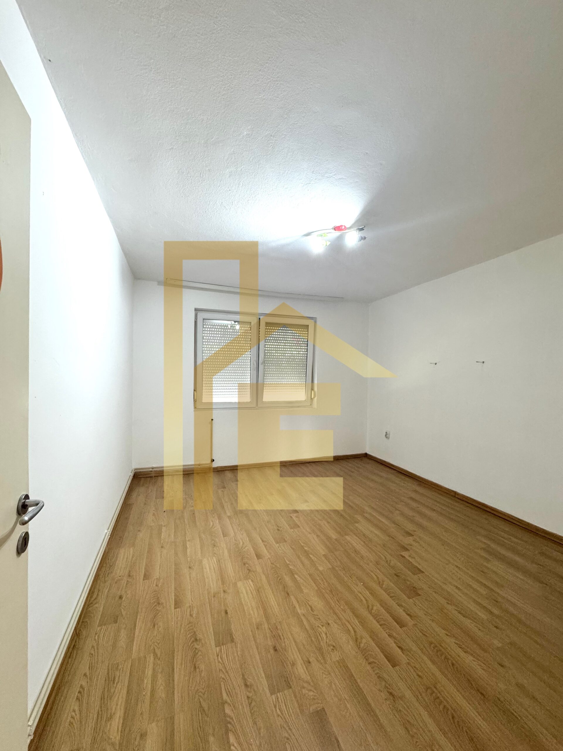 Iznajmljujemo trosoban stan, naselje Lauš slika 8