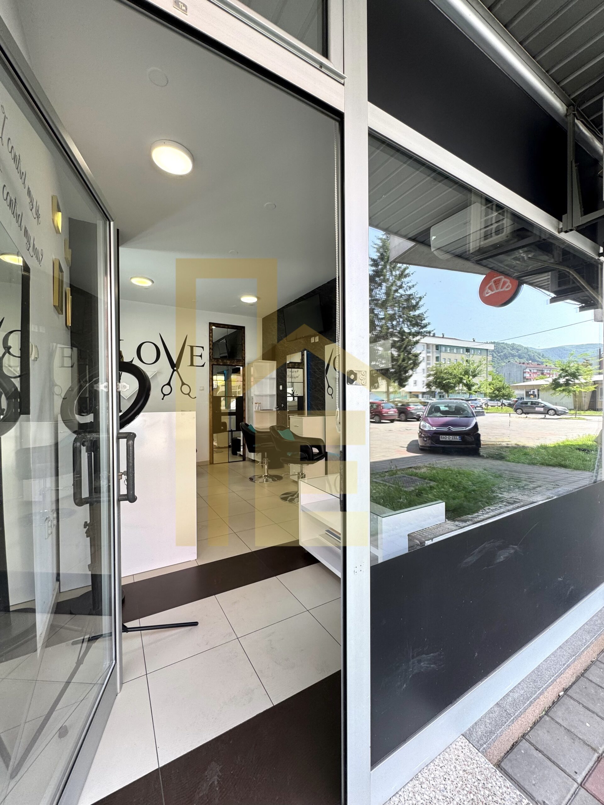 Iznajmljujemo frizersko – kozmetički salon, podnožje Starčevice slika 20