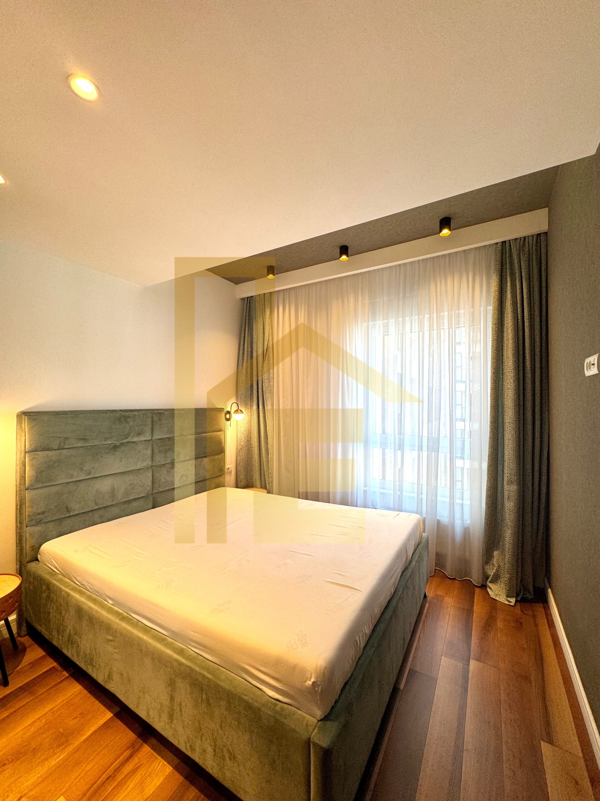 LUX trosoban stan sa garažom, Centar slika 15