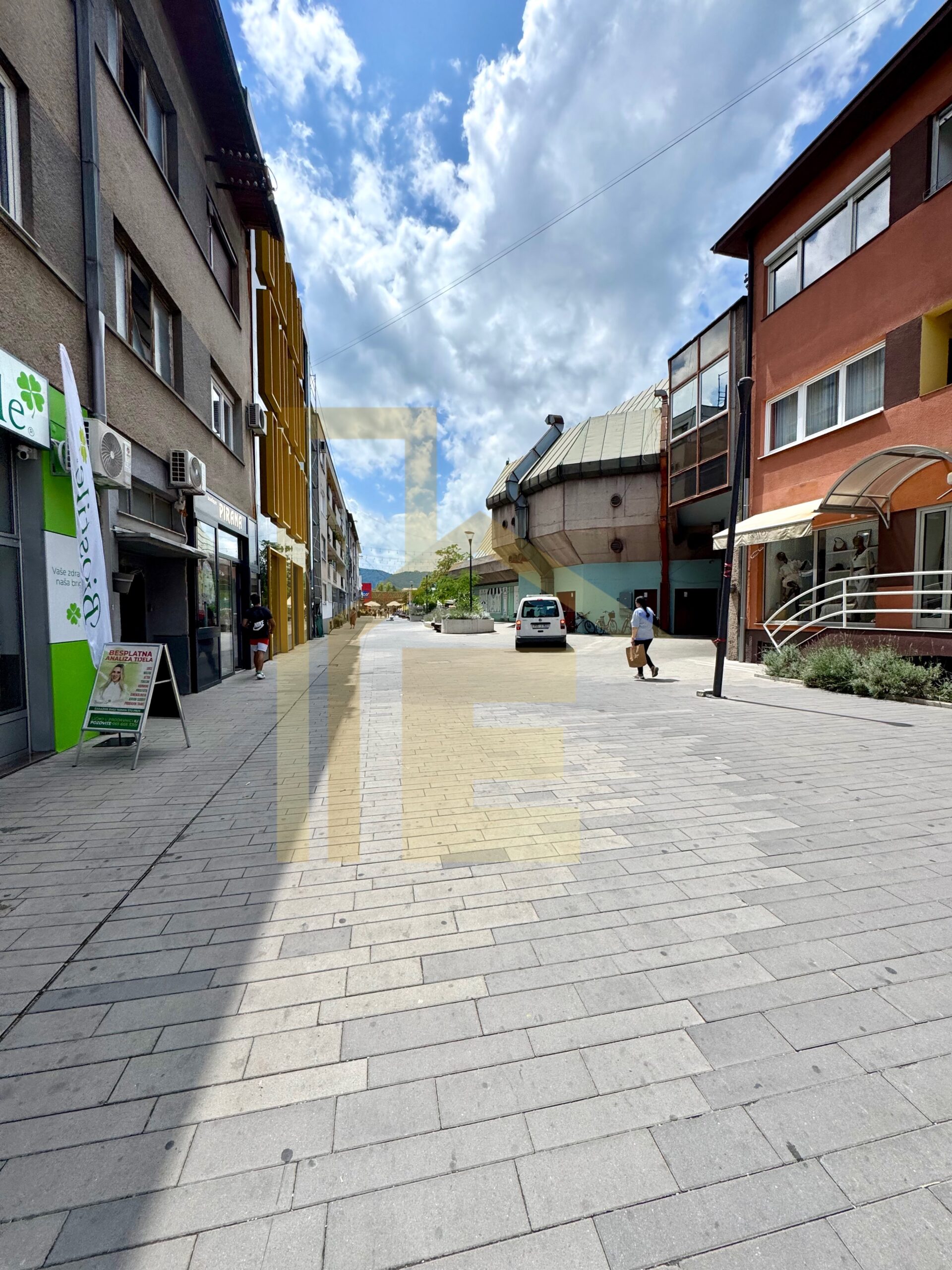Dvosoban stan u strogom centru grada slika 2
