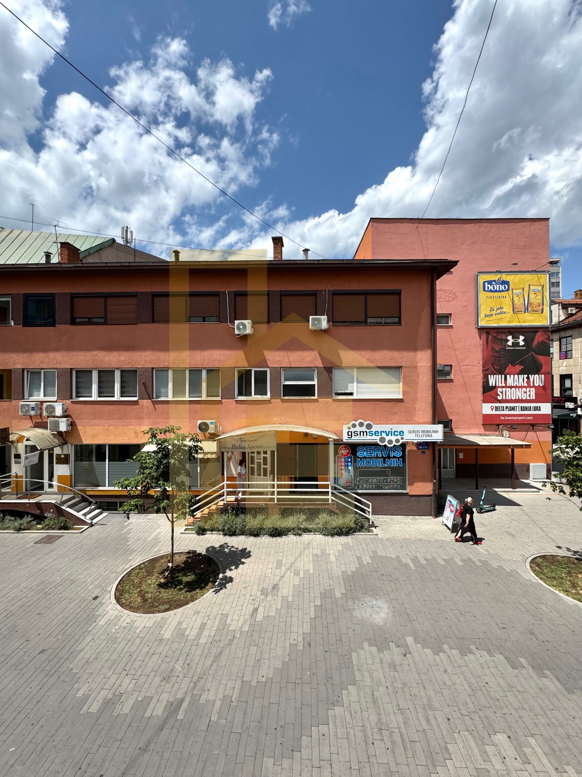 Dvosoban stan u strogom centru grada slika 16