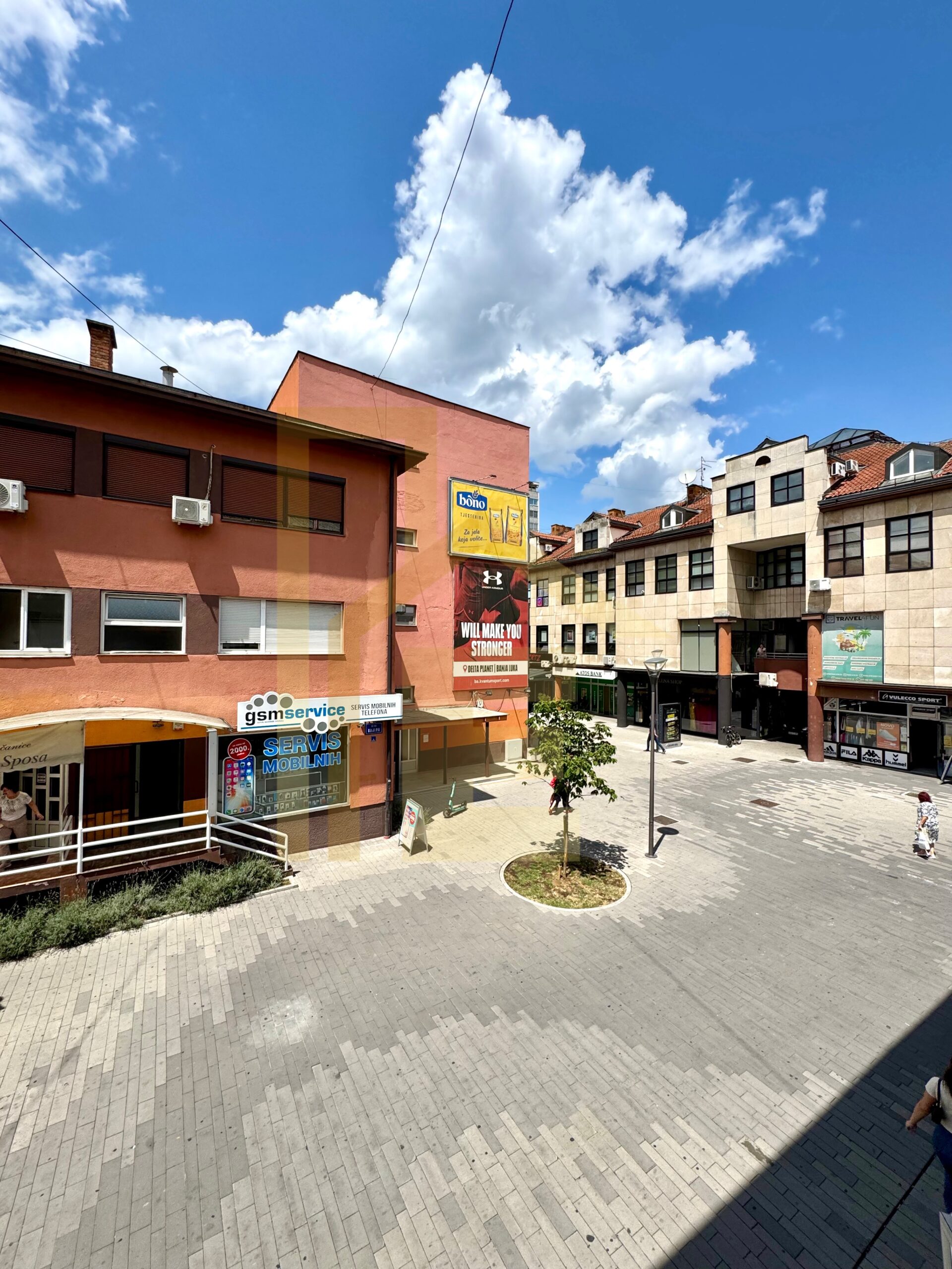 Dvosoban stan u strogom centru grada slika 19
