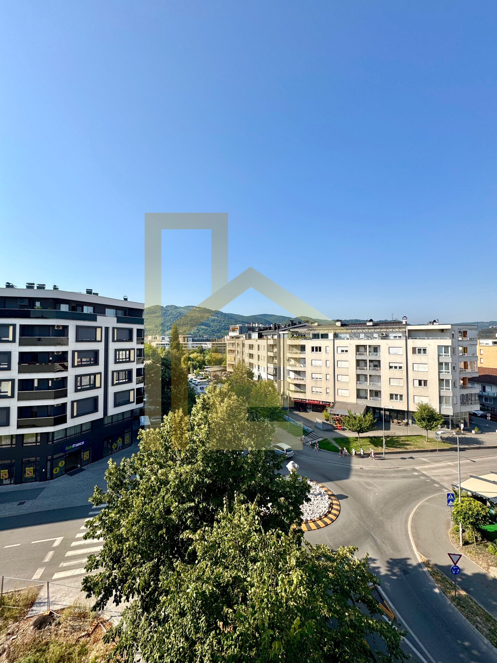 LUX trosoban stan sa garažom, Centar slika 14