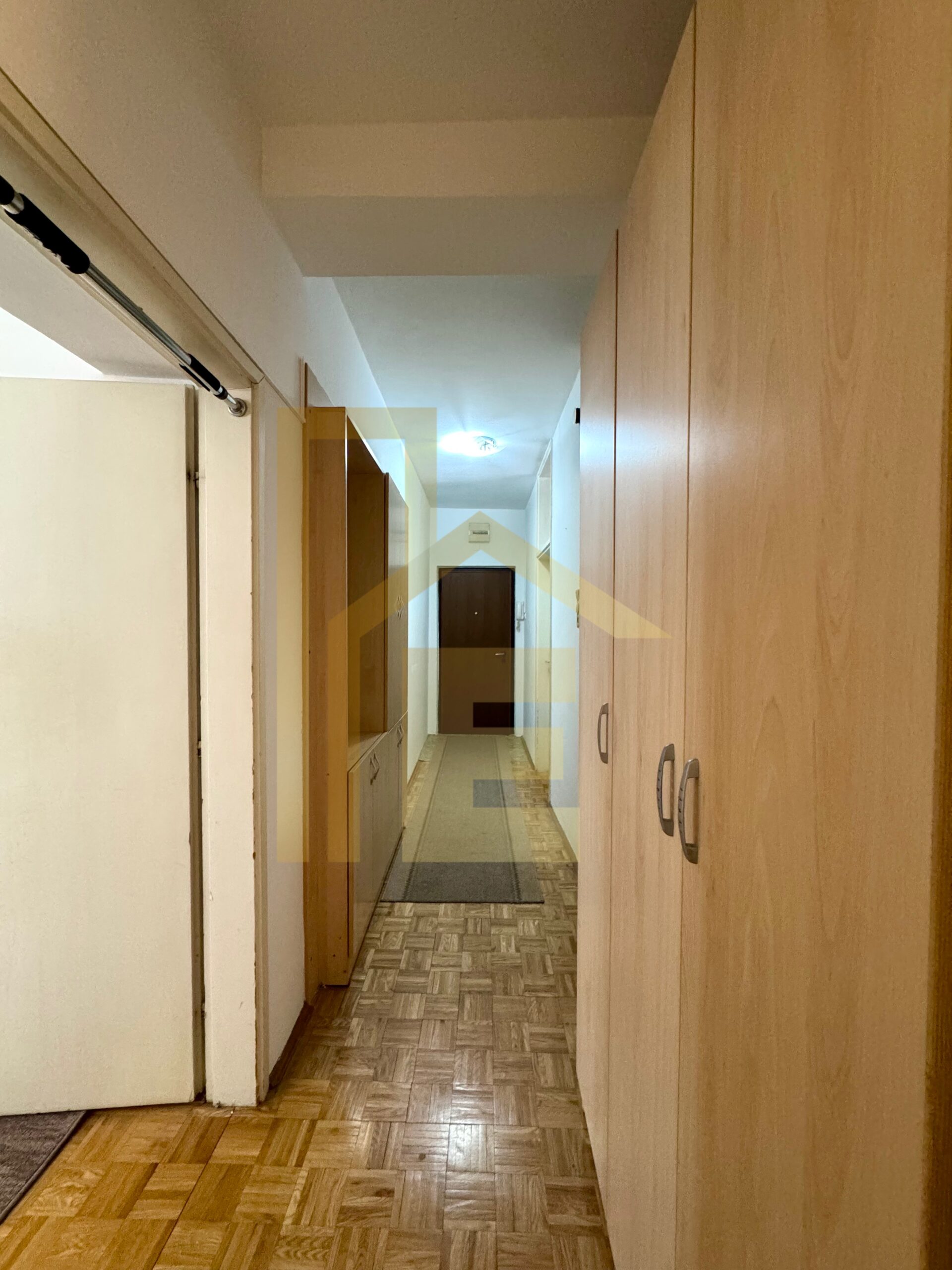 Na prodaju trosoban stan u centru grada slika 10