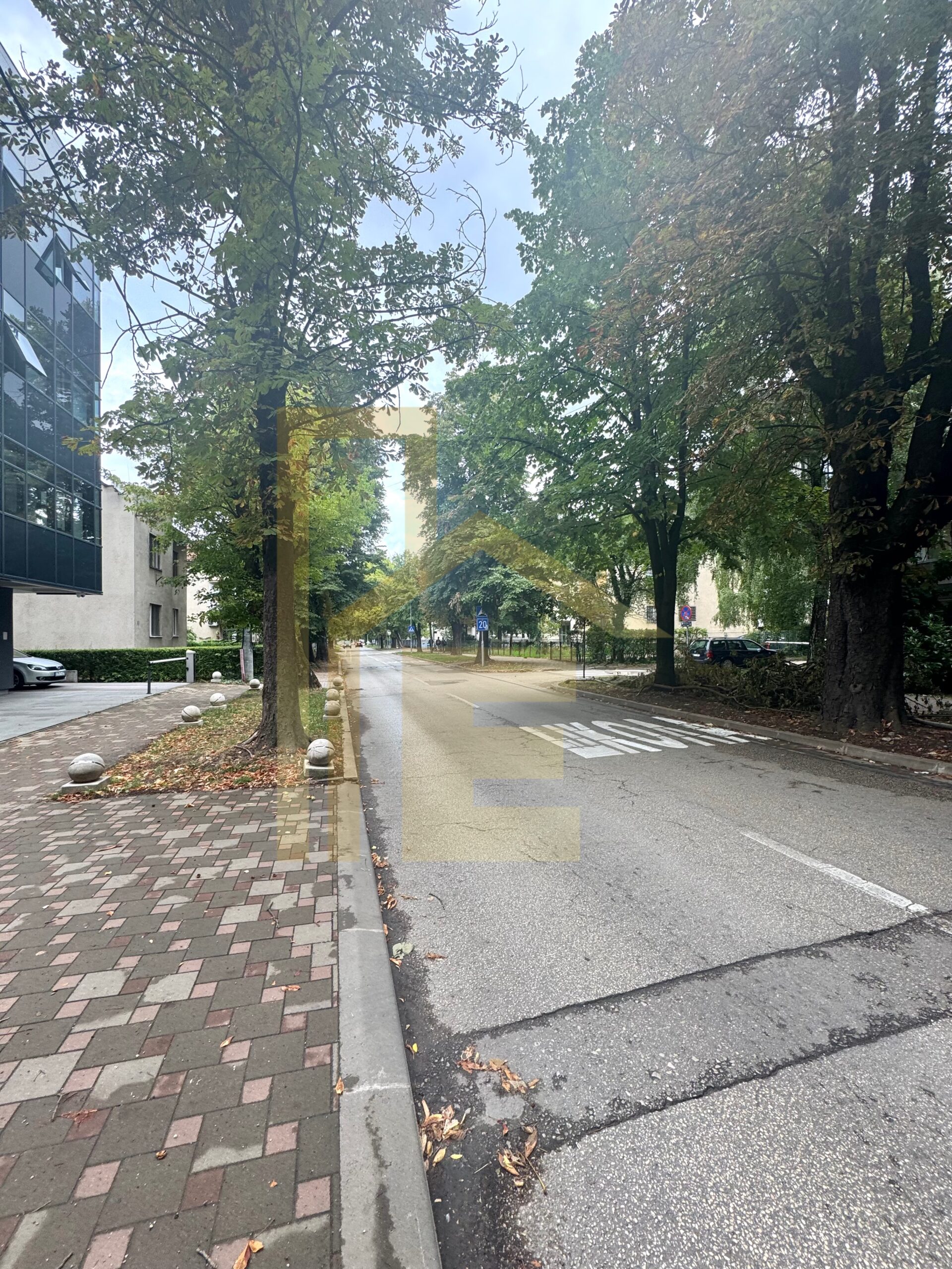 Iznajmljujemo poslovni objekat u centru grada slika 4