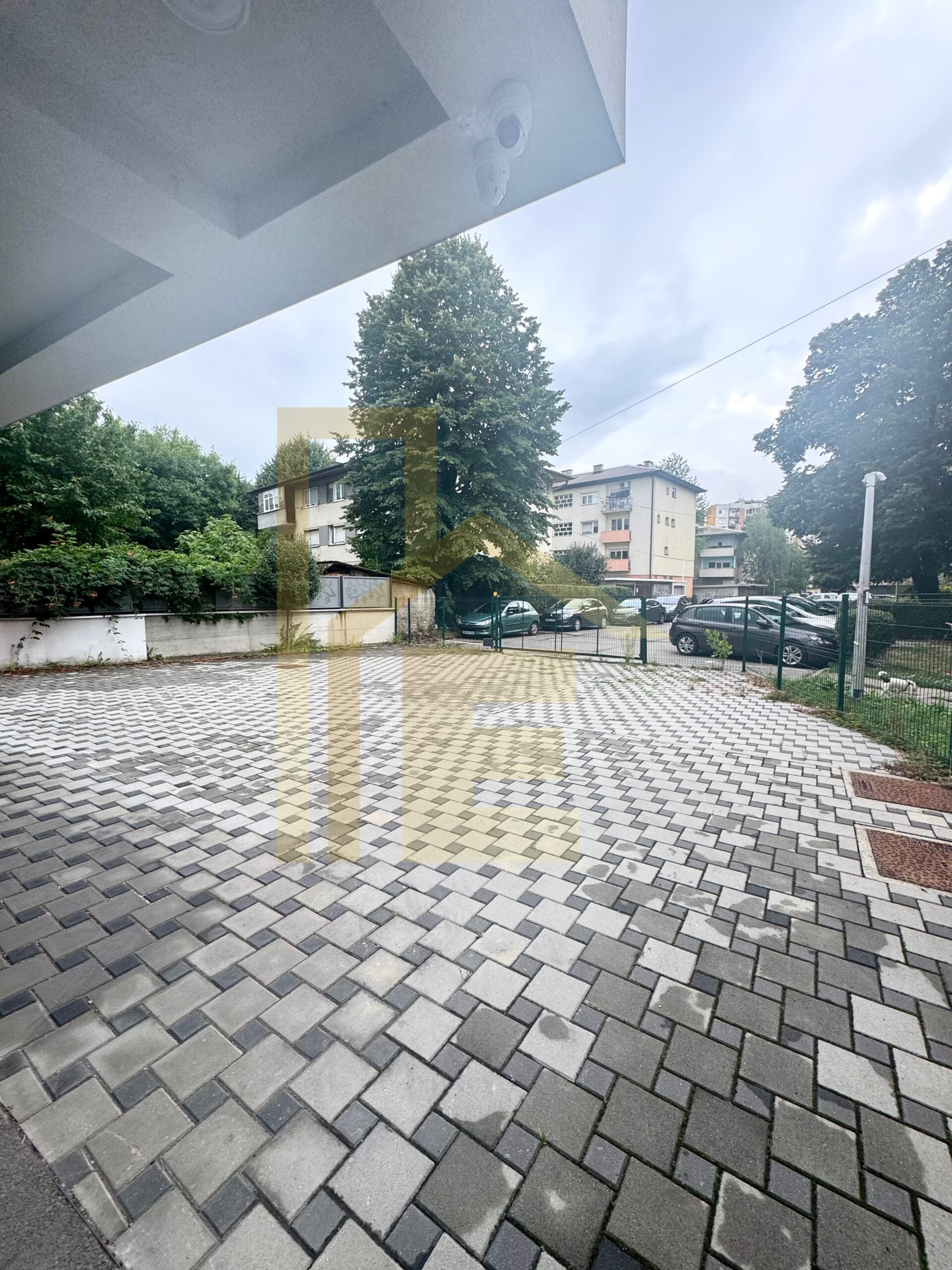 Iznajmljujemo poslovni objekat u centru grada slika 10