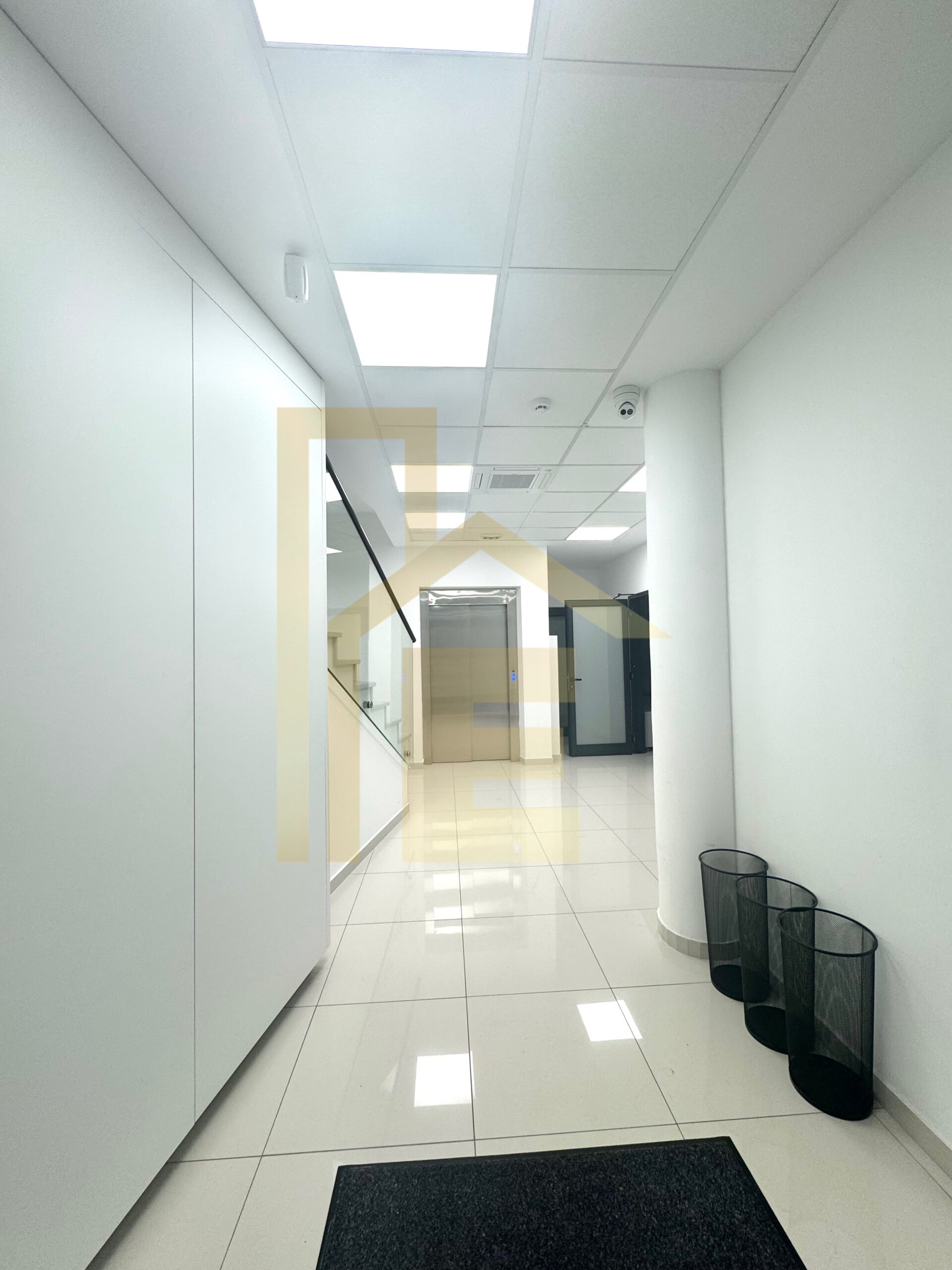 Iznajmljujemo poslovni objekat u centru grada slika 9