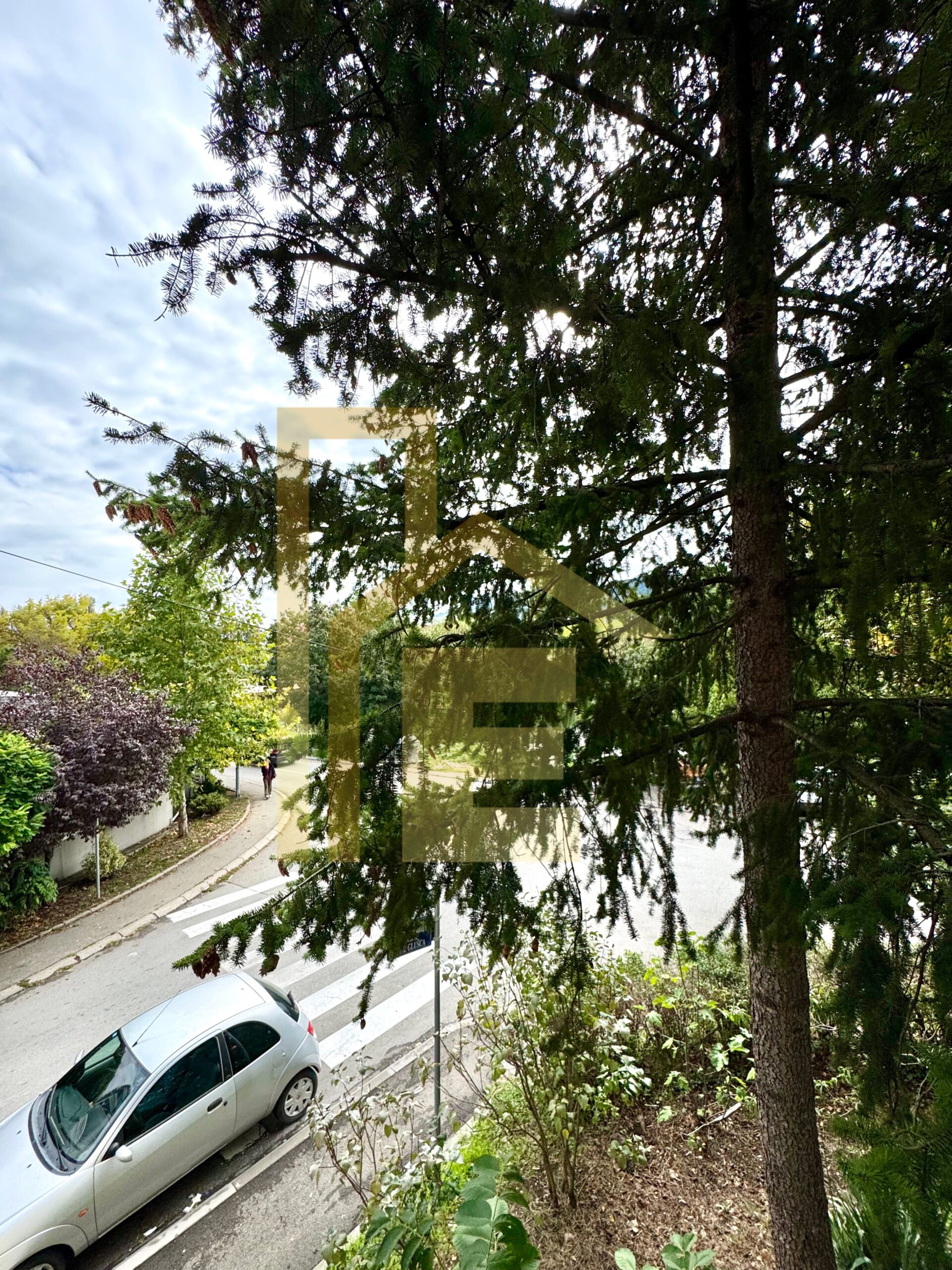 Iznajmljujemo trosoban stan u centru grada slika 17
