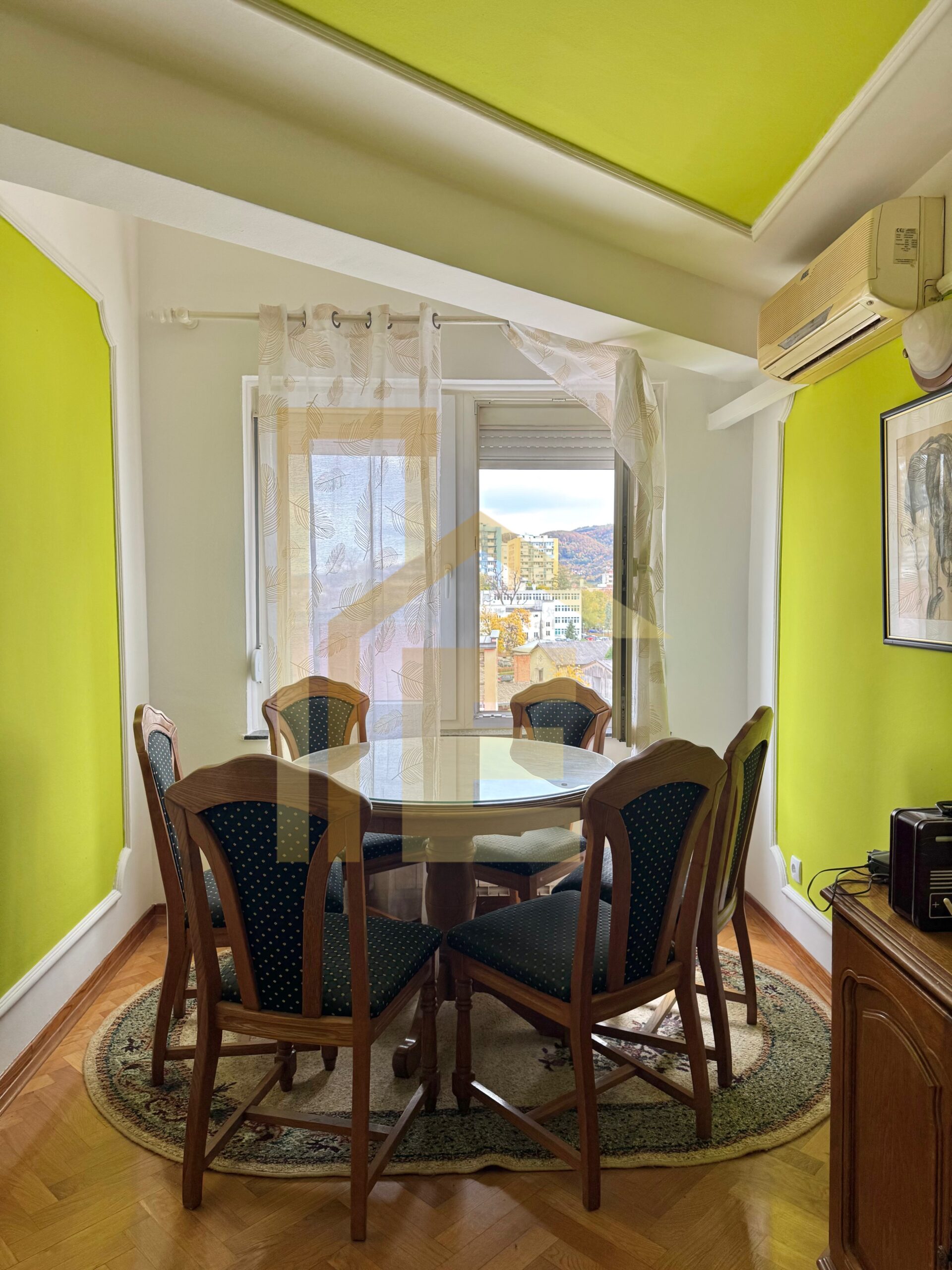 Iznajmljujemo trosoban stan u centru grada slika 5