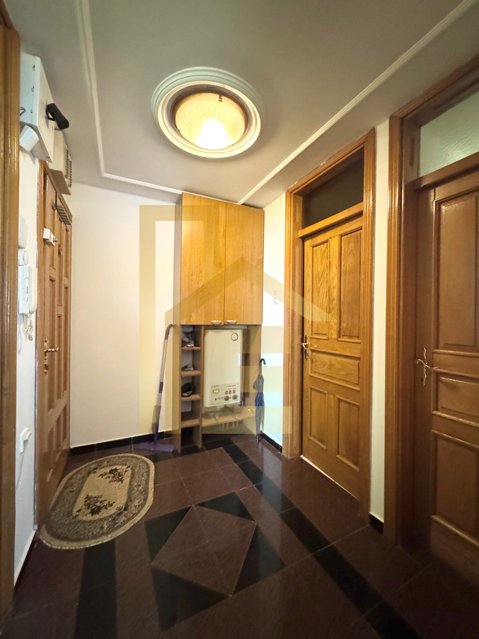 Iznajmljujemo trosoban stan u centru grada slika 3