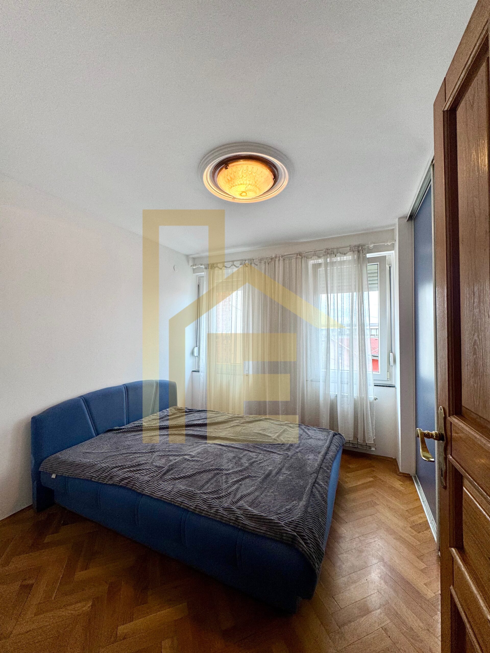 Iznajmljujemo trosoban stan u centru grada slika 8