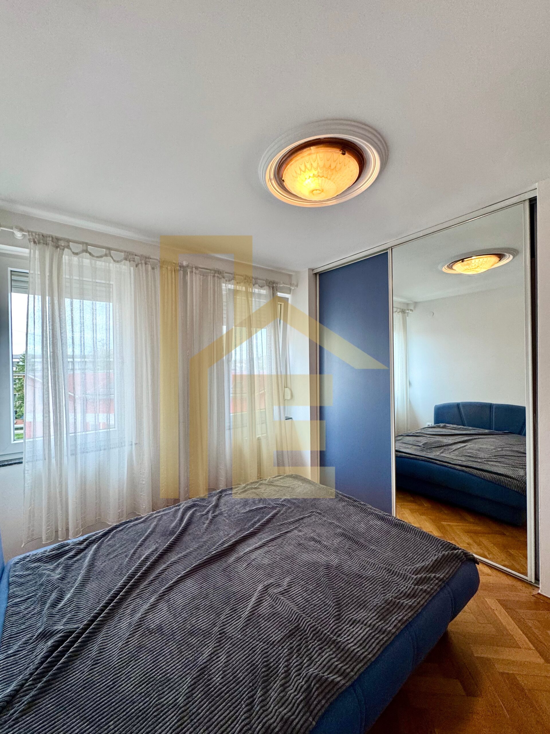 Iznajmljujemo trosoban stan u centru grada slika 7