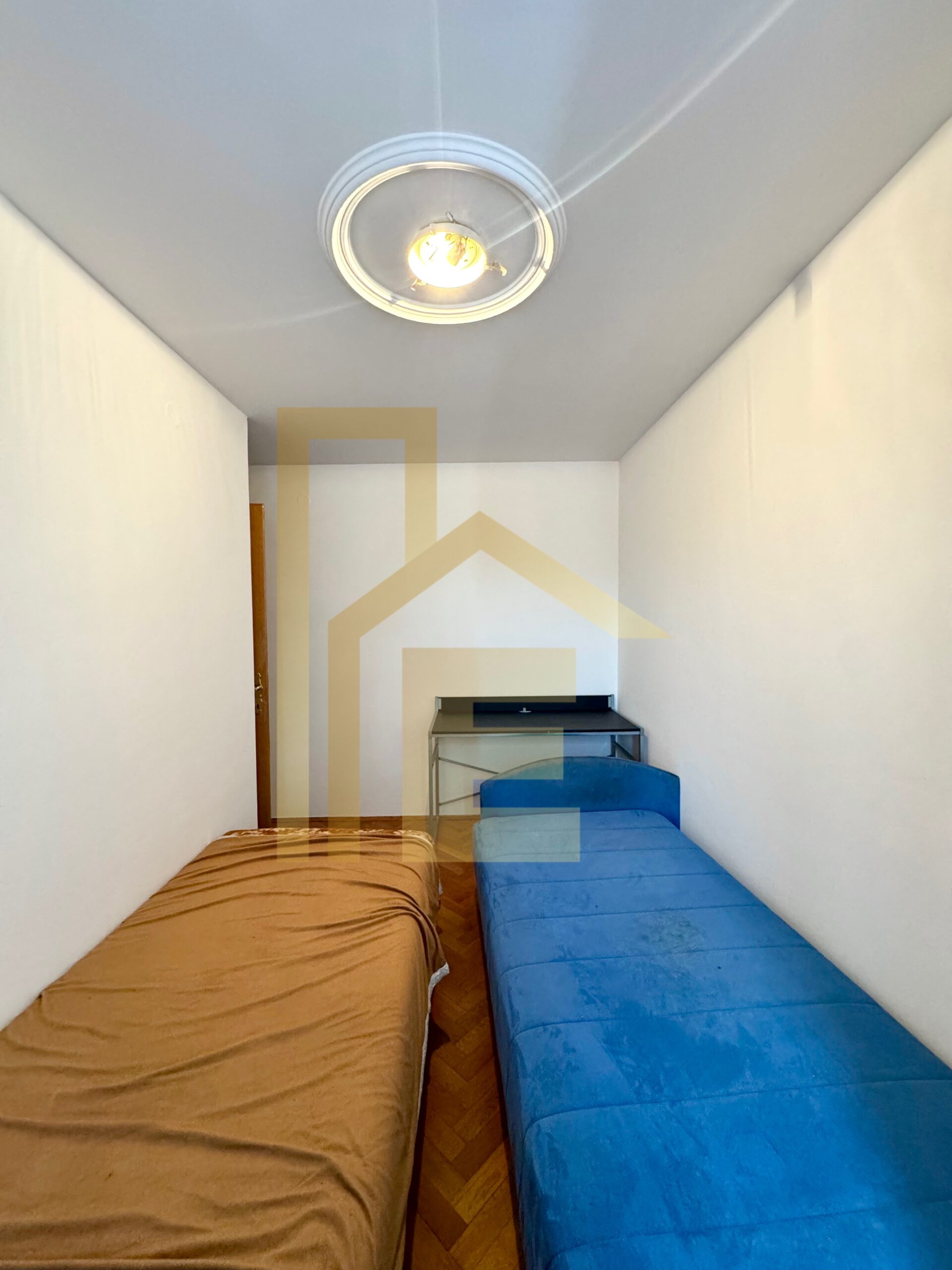 Iznajmljujemo trosoban stan u centru grada slika 9