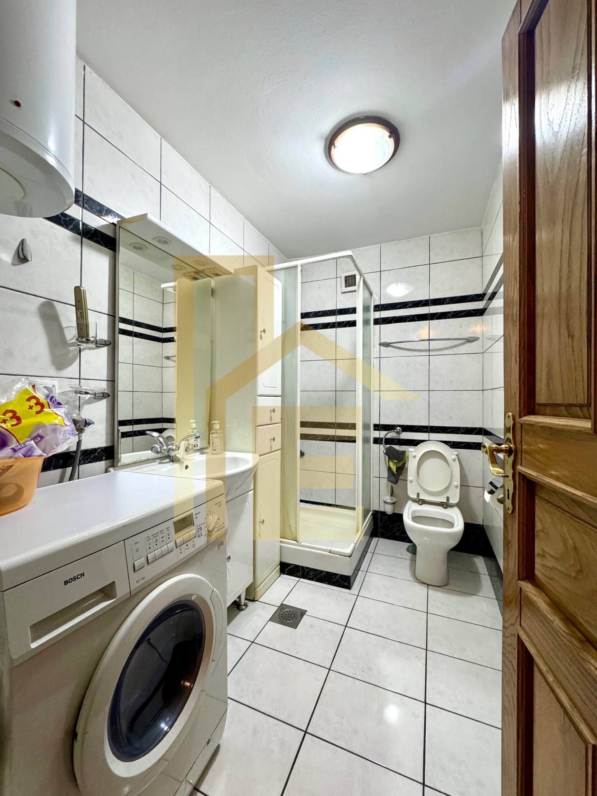 Iznajmljujemo trosoban stan u centru grada slika 10