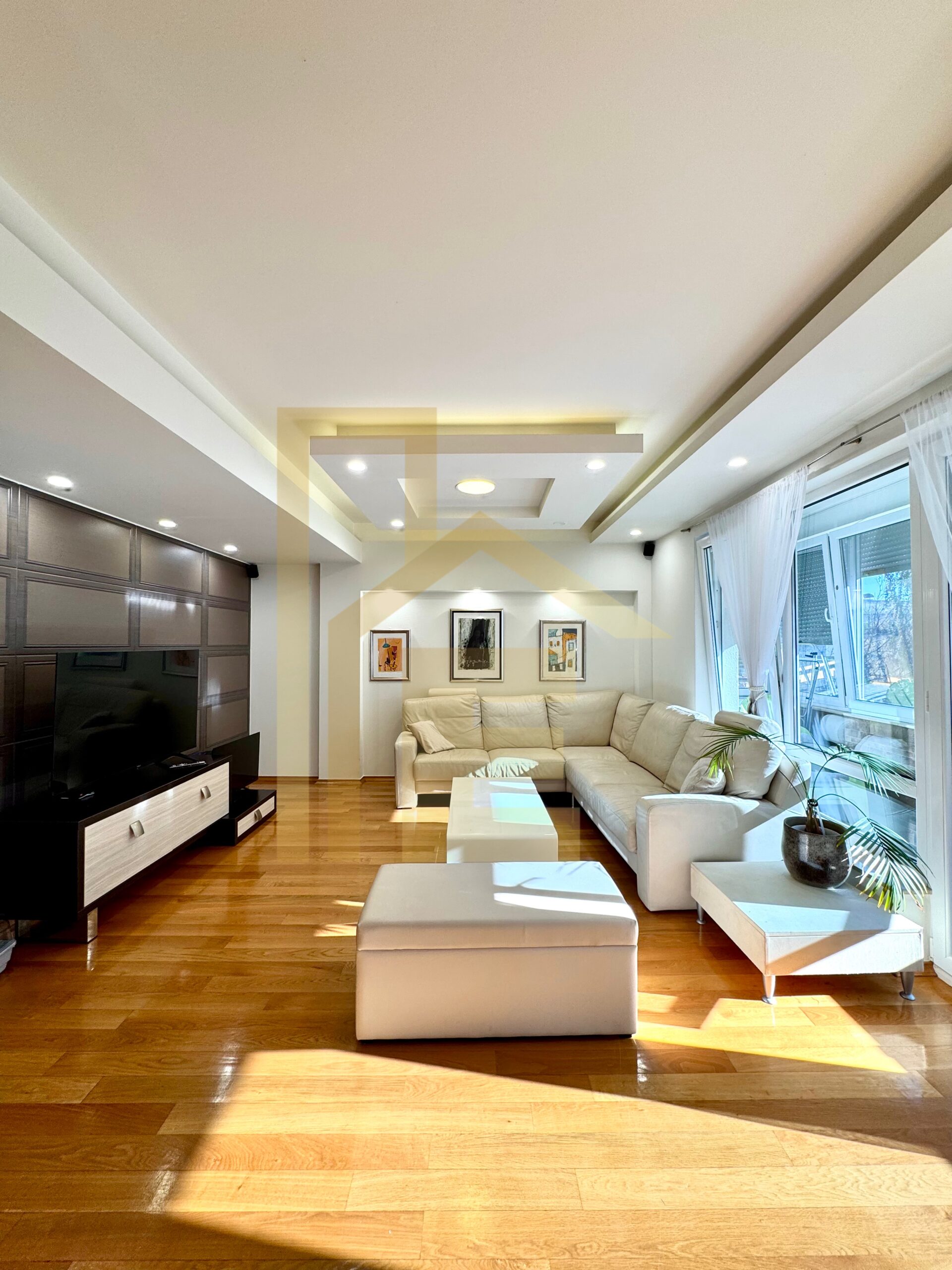 Na prodaju komforan četverosoban stan, naselje Rosulje slika 2