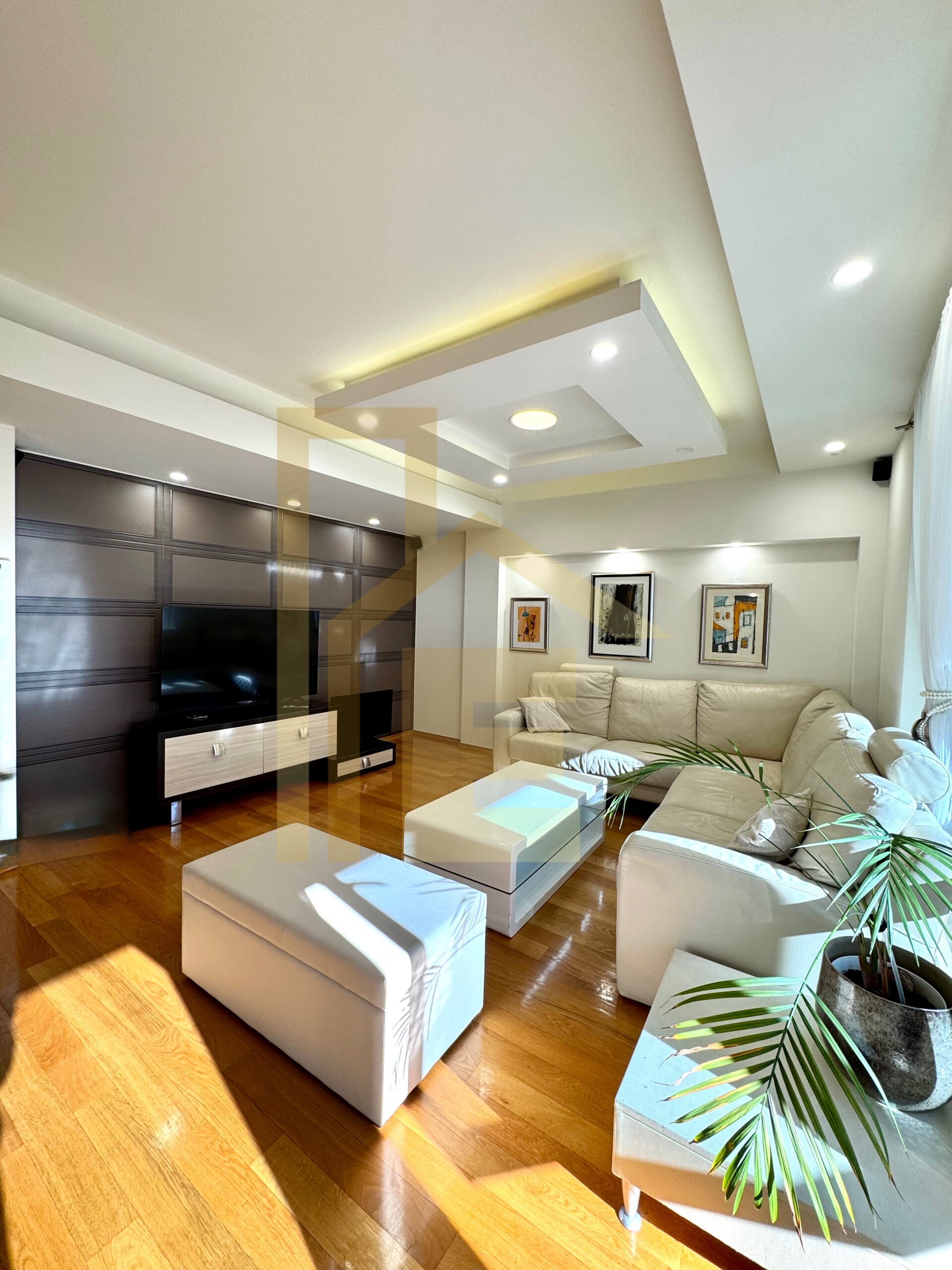 Na prodaju komforan četverosoban stan, naselje Rosulje slika 3