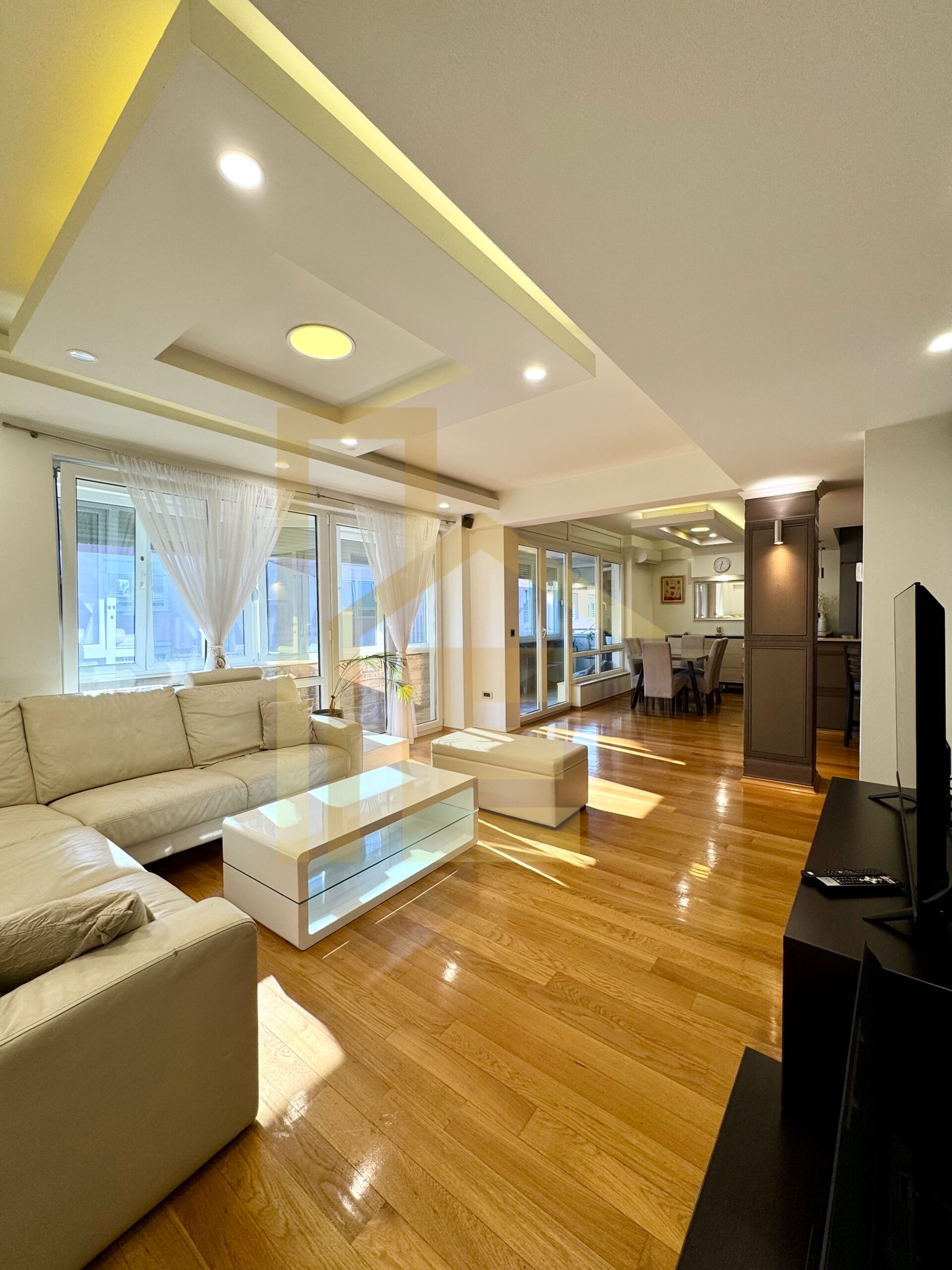 Na prodaju komforan četverosoban stan, naselje Rosulje slika 4