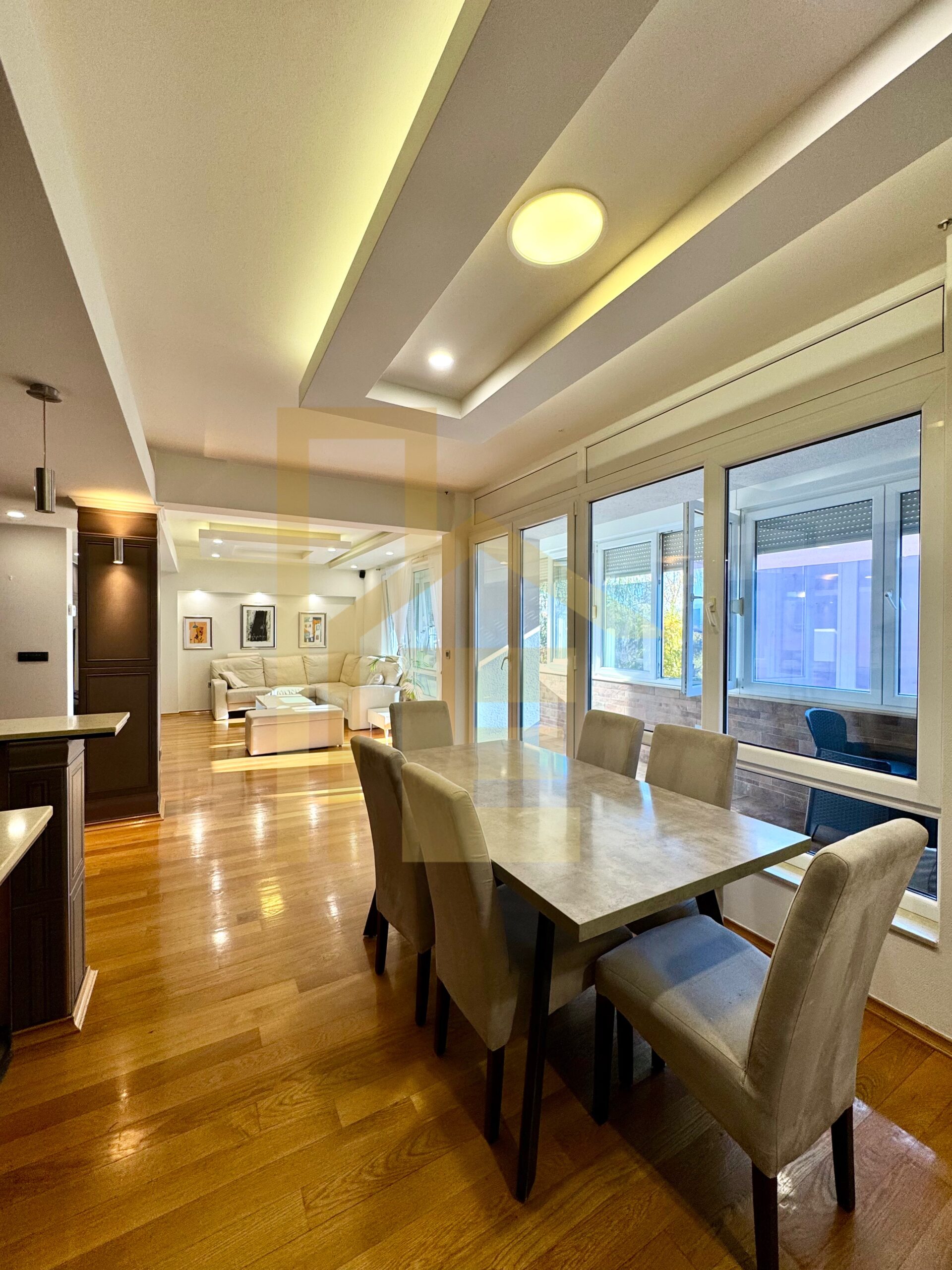 Na prodaju komforan četverosoban stan, naselje Rosulje slika 7