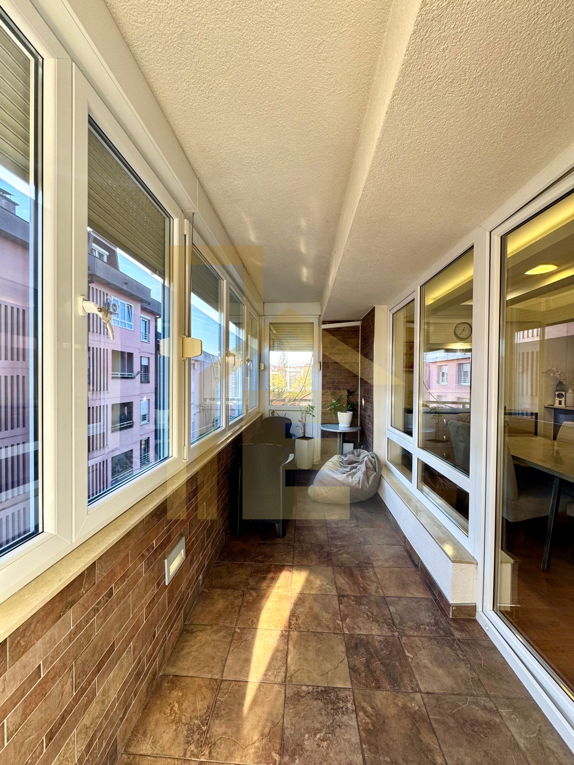 Na prodaju komforan četverosoban stan, naselje Rosulje slika 8