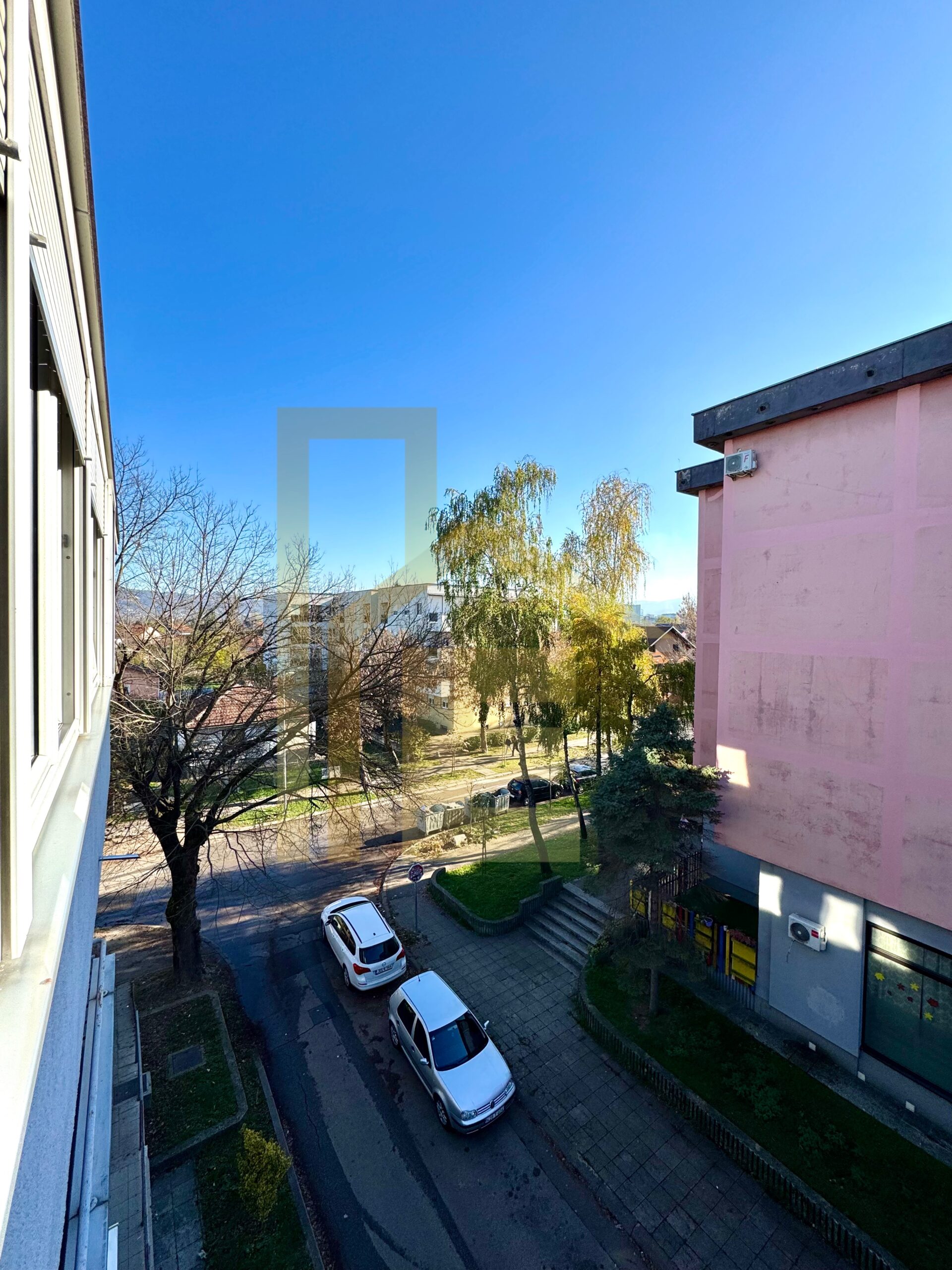 Na prodaju komforan četverosoban stan, naselje Rosulje slika 12