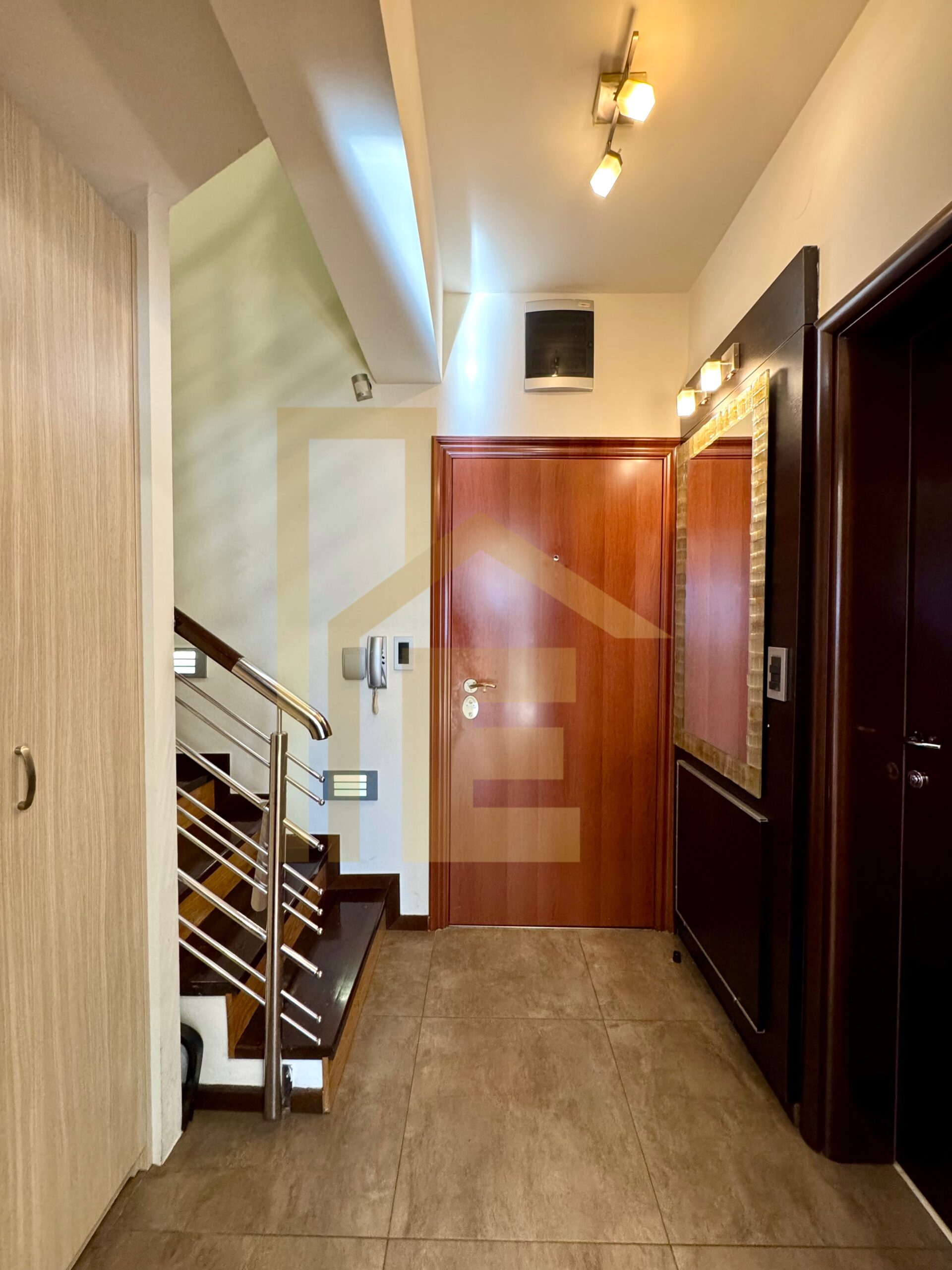 Na prodaju komforan četverosoban stan, naselje Rosulje slika 11