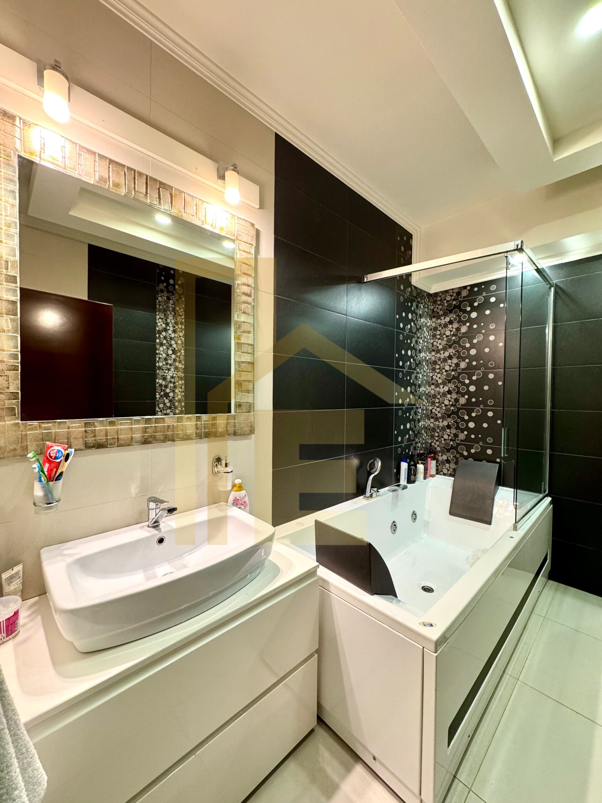 Na prodaju komforan četverosoban stan, naselje Rosulje slika 16