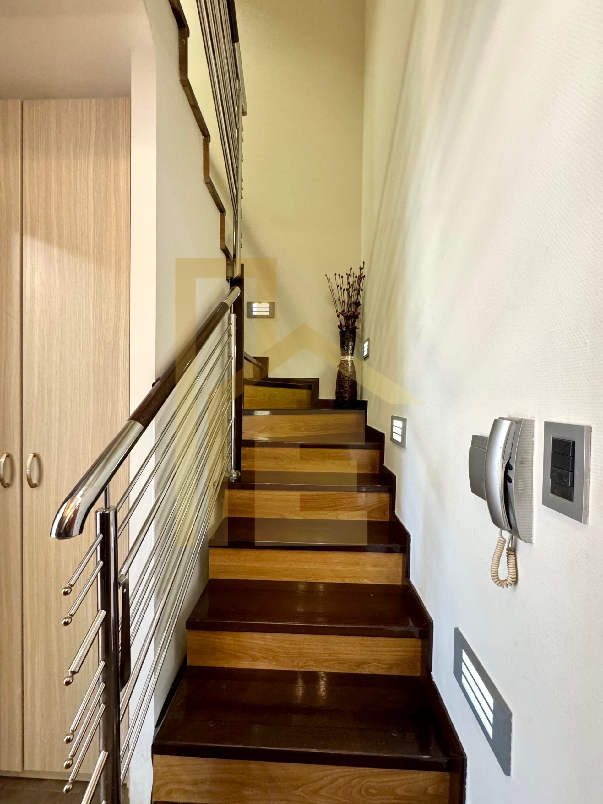 Na prodaju komforan četverosoban stan, naselje Rosulje slika 14