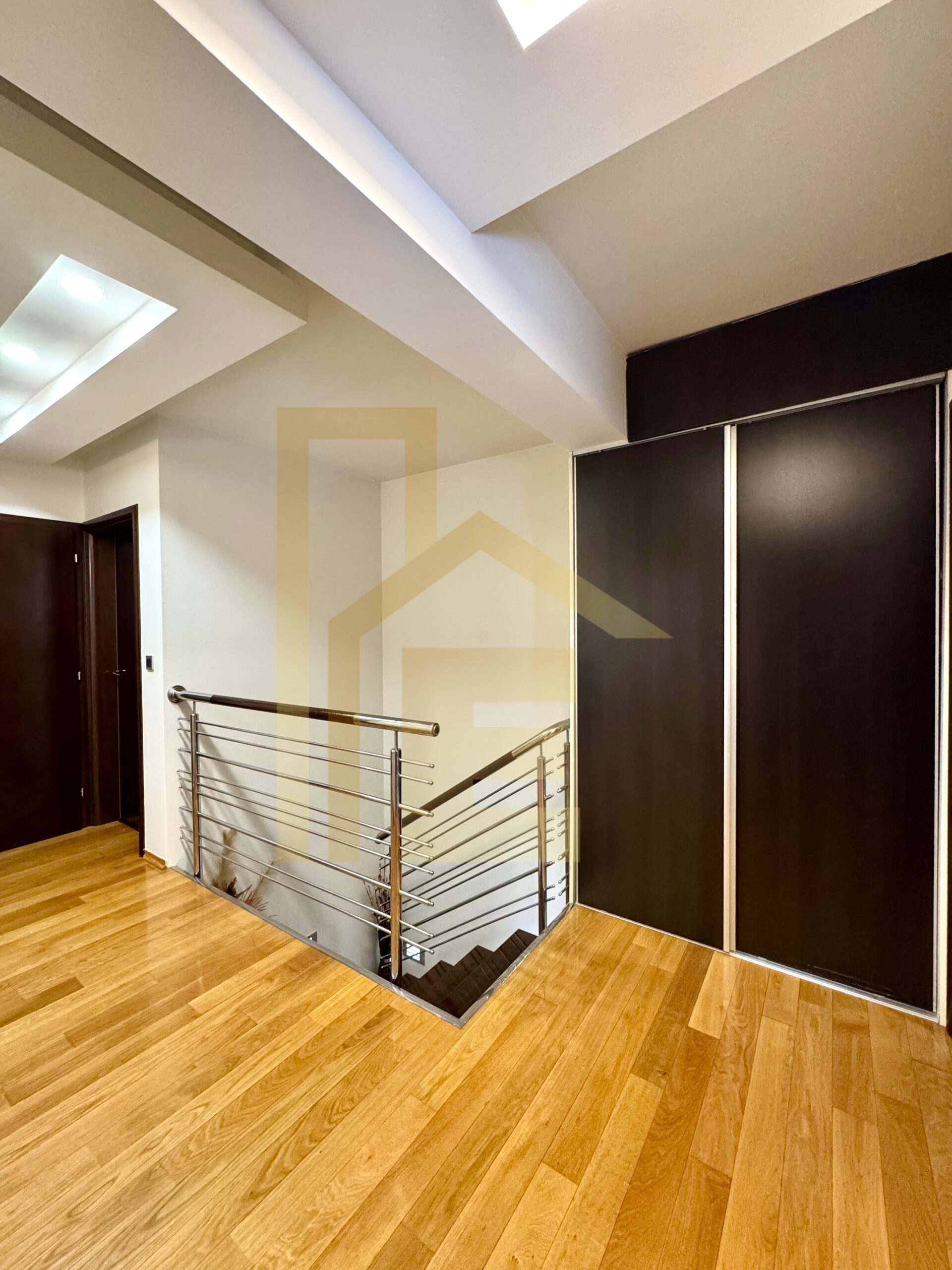 Na prodaju komforan četverosoban stan, naselje Rosulje slika 18