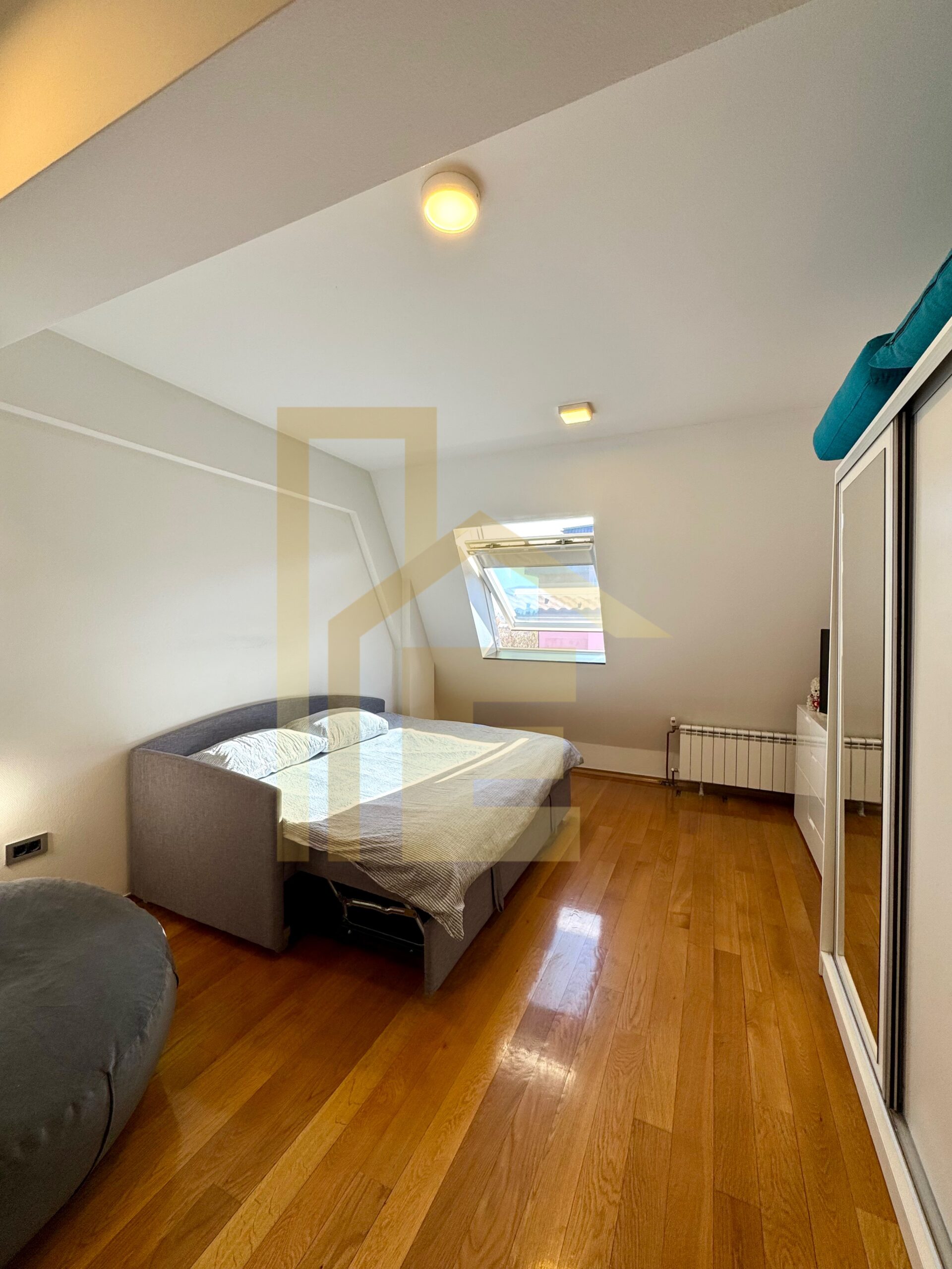 Na prodaju komforan četverosoban stan, naselje Rosulje slika 21