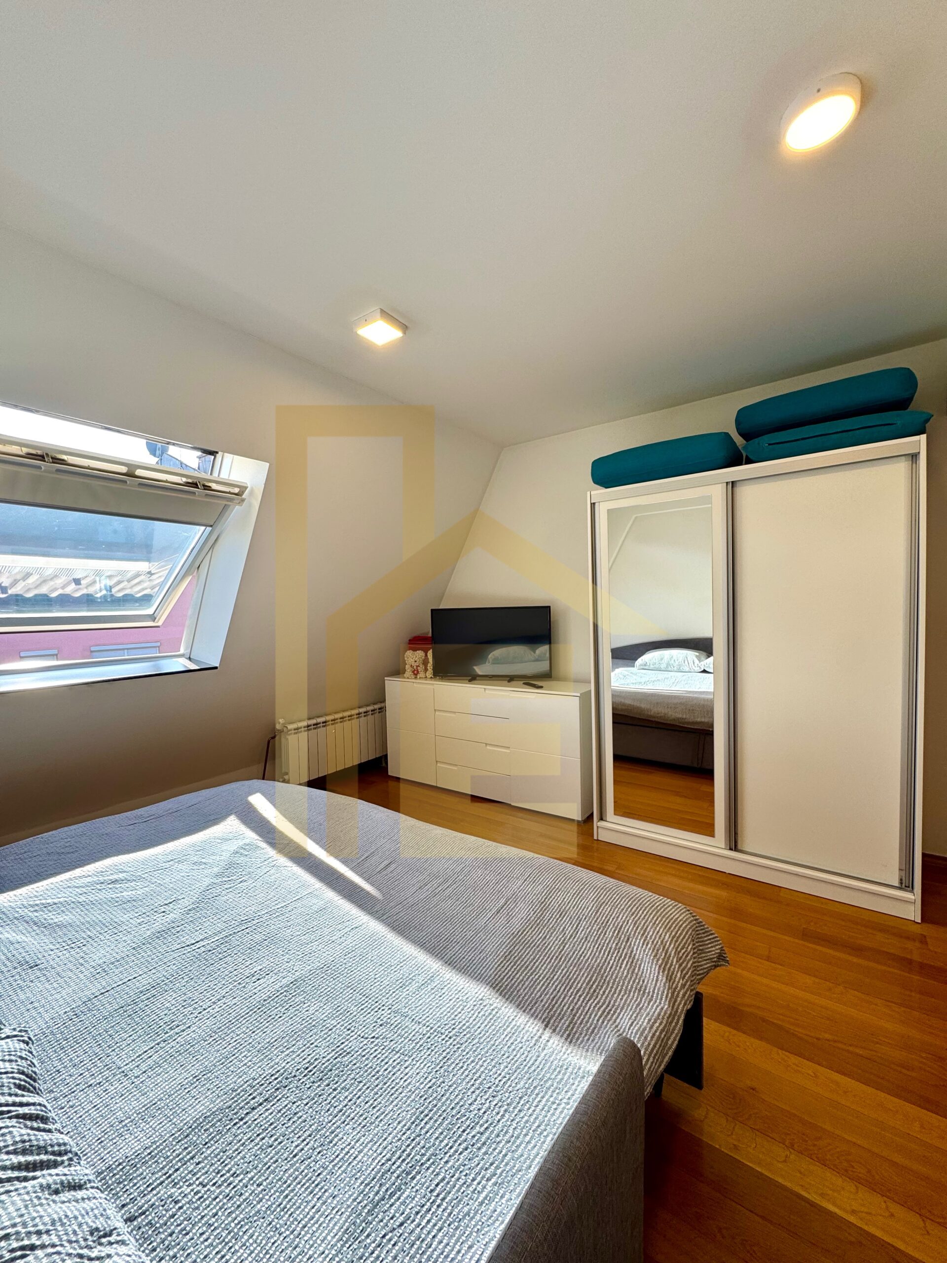 Na prodaju komforan četverosoban stan, naselje Rosulje slika 20