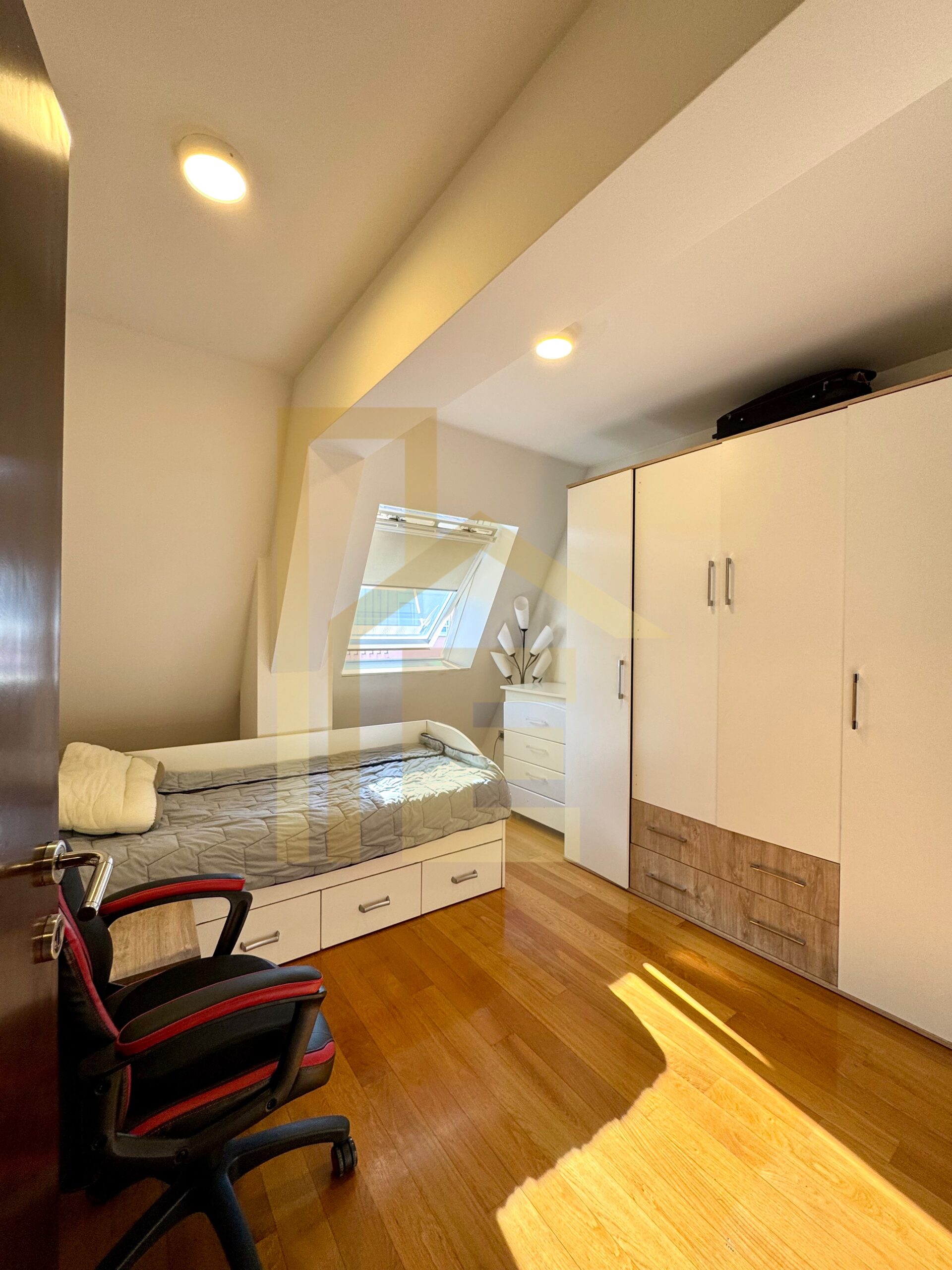 Na prodaju komforan četverosoban stan, naselje Rosulje slika 25