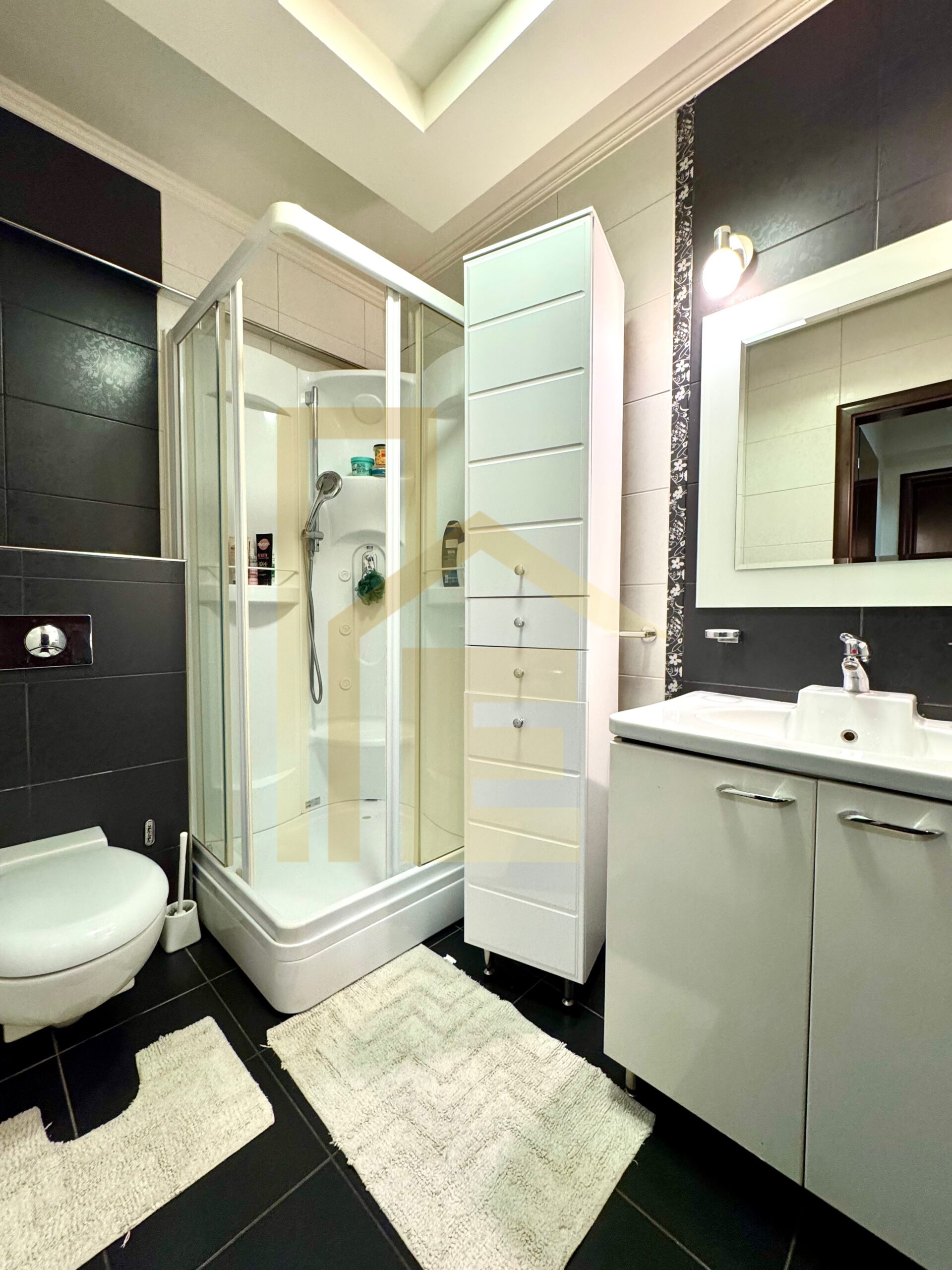 Na prodaju komforan četverosoban stan, naselje Rosulje slika 24